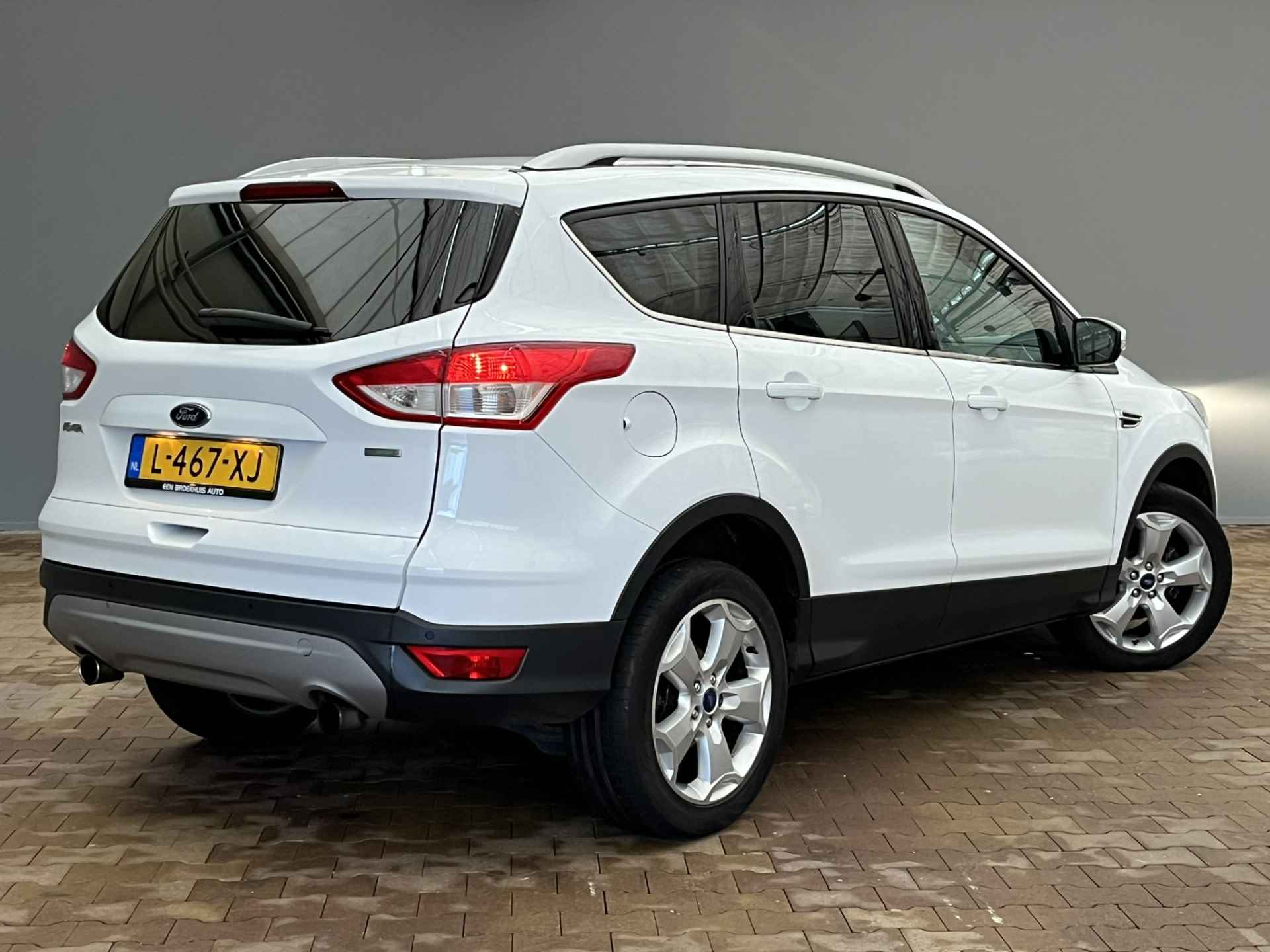 Ford Kuga 1.6 150PK Titanium | Stoelverwarming | Airco | Cruise | 17" Lichtmetaal | Bluetooth | Parkeersensoren - 18/32