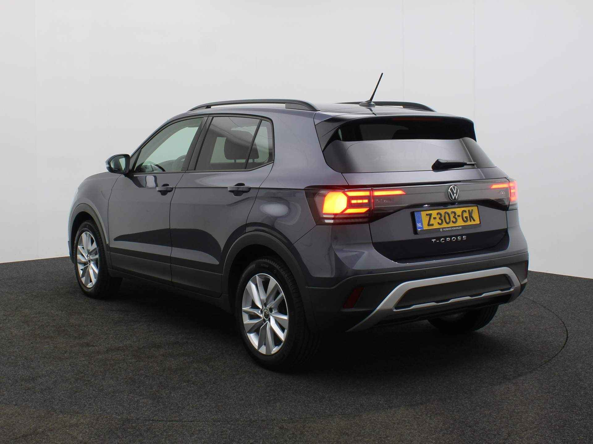 Volkswagen T-Cross Life Edition 1.0 TSI 95pk Achteruitrijcamera, Navigatie, Adaptive cruise control, Stoelverwarming, Airco, DAB, Parkeersensoren, App connect, LED verlichting - 3/35