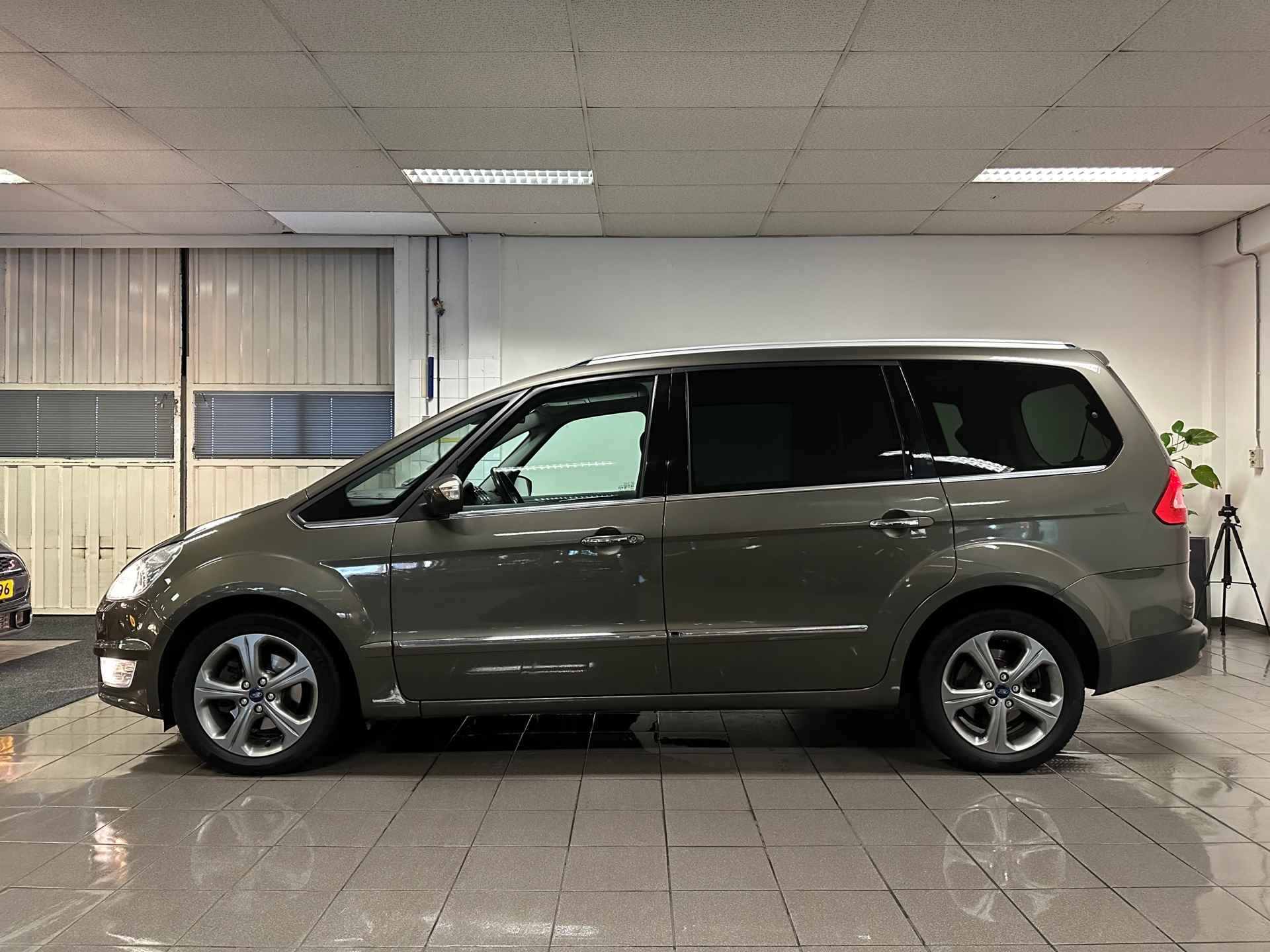 Ford Galaxy 1.6 SCTi Titanium * Navigatie / Parkeersensoren / Cruise control / NL Auto * - 2/23