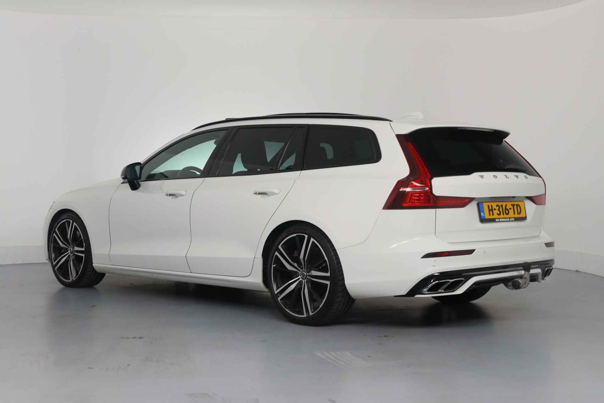 Volvo V60 2.0 T5 R-Design | Dealer Onderhouden! | Open Dak | Trekhaak | Harman/Kardon | Leder | LED | Keyless | Memory Zetels | Clima | Na - 22/35