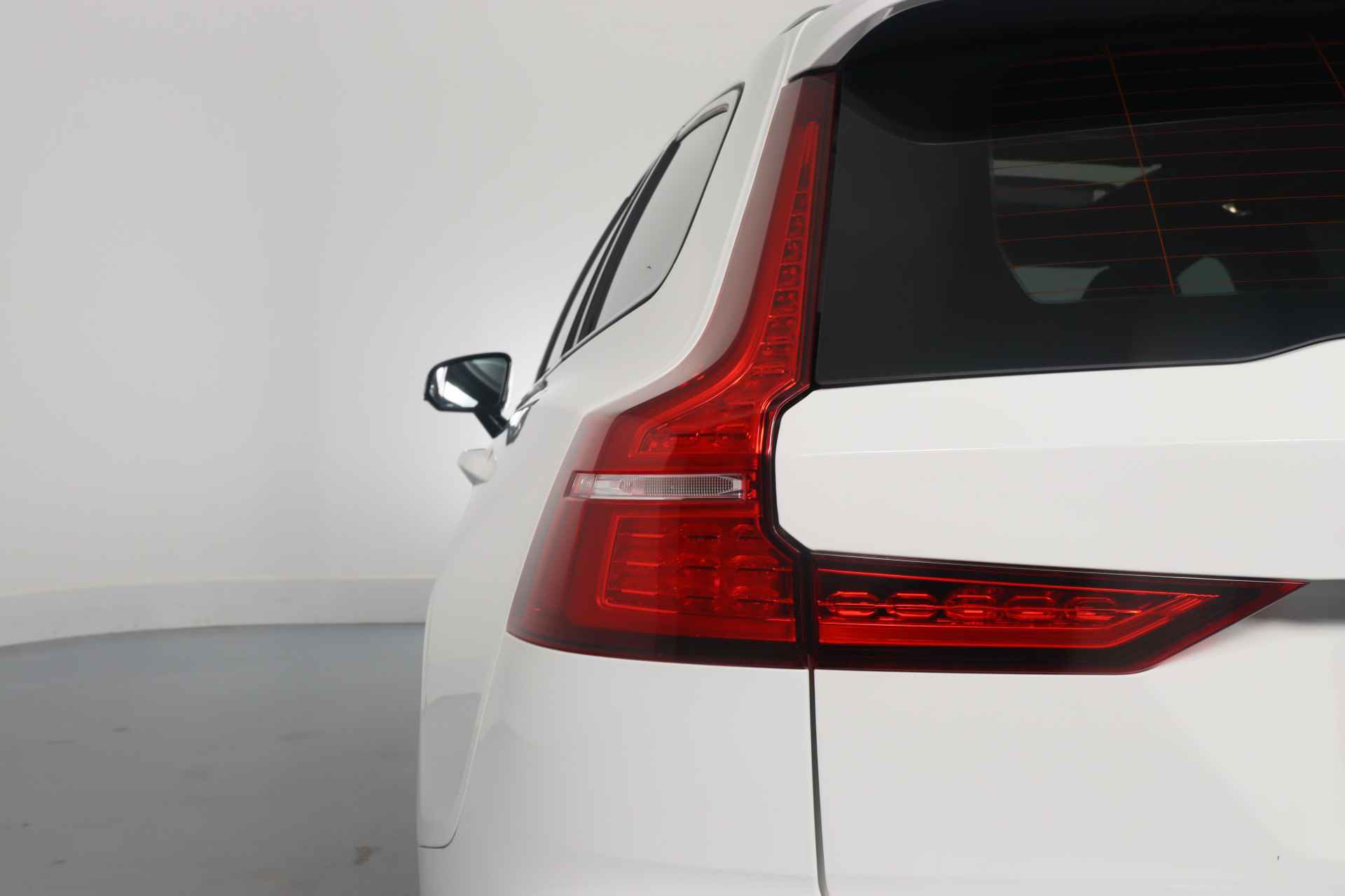 Volvo V60 2.0 T5 R-Design | Dealer Onderhouden! | Open Dak | Trekhaak | Harman/Kardon | Leder | LED | Keyless | Memory Zetels | Clima | Na - 23/35