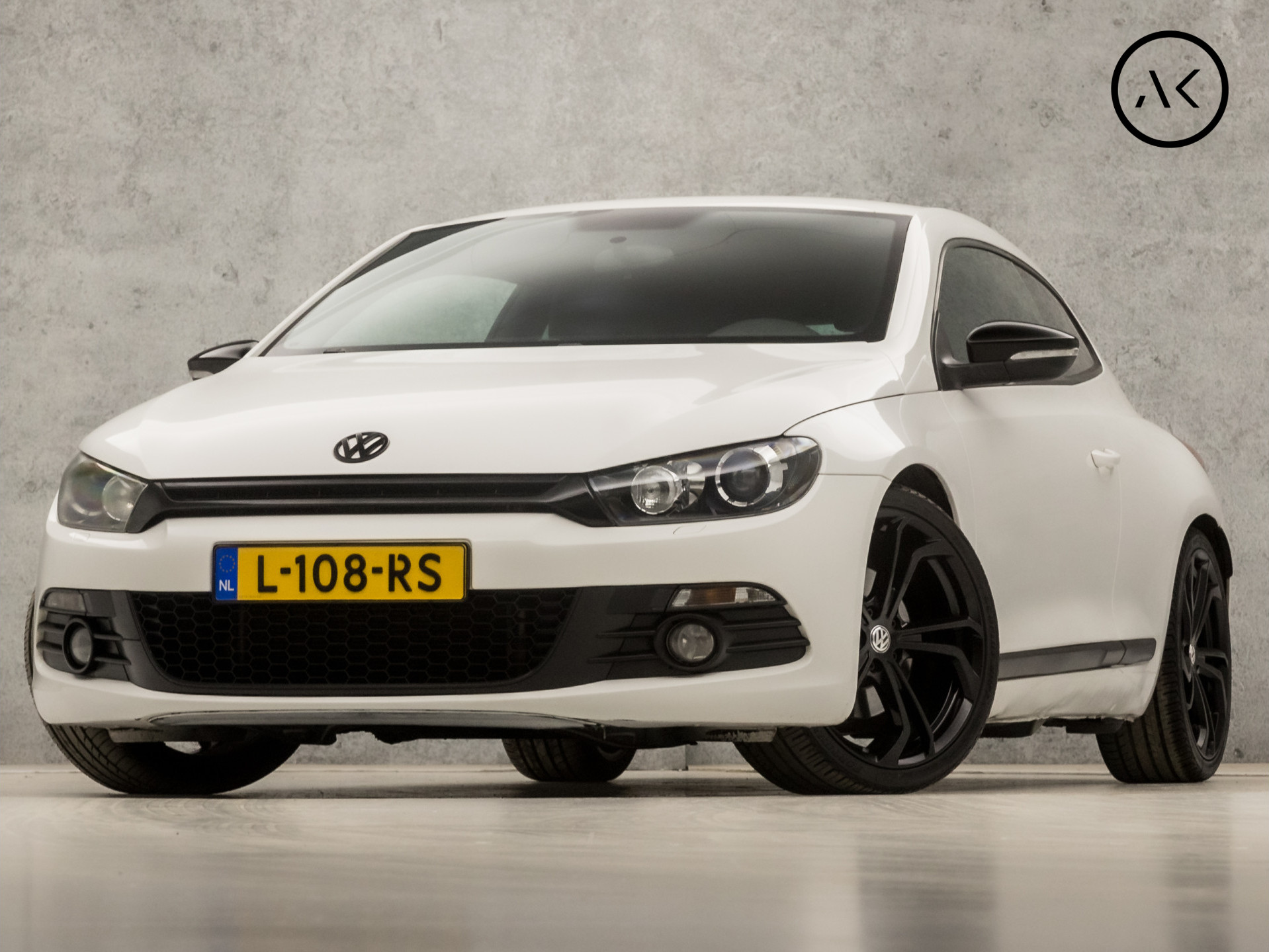 Volkswagen Scirocco 1.4 TSI Sportline Highline 161Pk Automaat (NAVIGATIE, CLIMATE, XENON, GETINT GLAS, LEDER/ALCANTARA, SPORTSTOELEN, PARKEERSENSOREN, LM VELGEN, BLUETOOTH, NIEUWSTAAT)