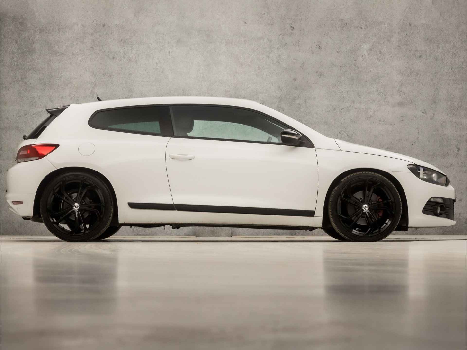 Volkswagen Scirocco 1.4 TSI Sportline Highline 161Pk Automaat (NAVIGATIE, CLIMATE, XENON, GETINT GLAS, LEDER/ALCANTARA, SPORTSTOELEN, PARKEERSENSOREN, LM VELGEN, BLUETOOTH, NIEUWSTAAT) - 4/31