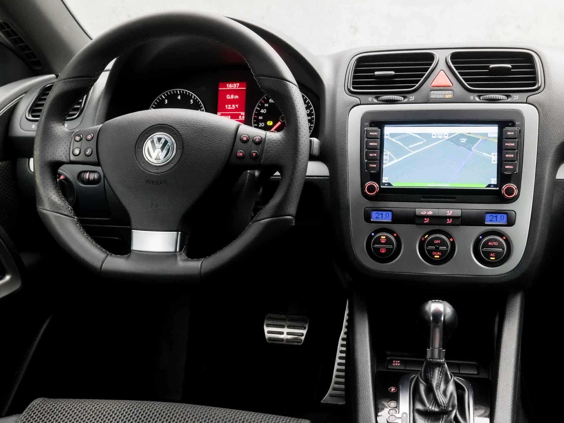 Volkswagen Scirocco 1.4 TSI Sportline Highline 161Pk Automaat (NAVIGATIE, CLIMATE, XENON, GETINT GLAS, LEDER/ALCANTARA, SPORTSTOELEN, PARKEERSENSOREN, LM VELGEN, BLUETOOTH, NIEUWSTAAT) - 7/31