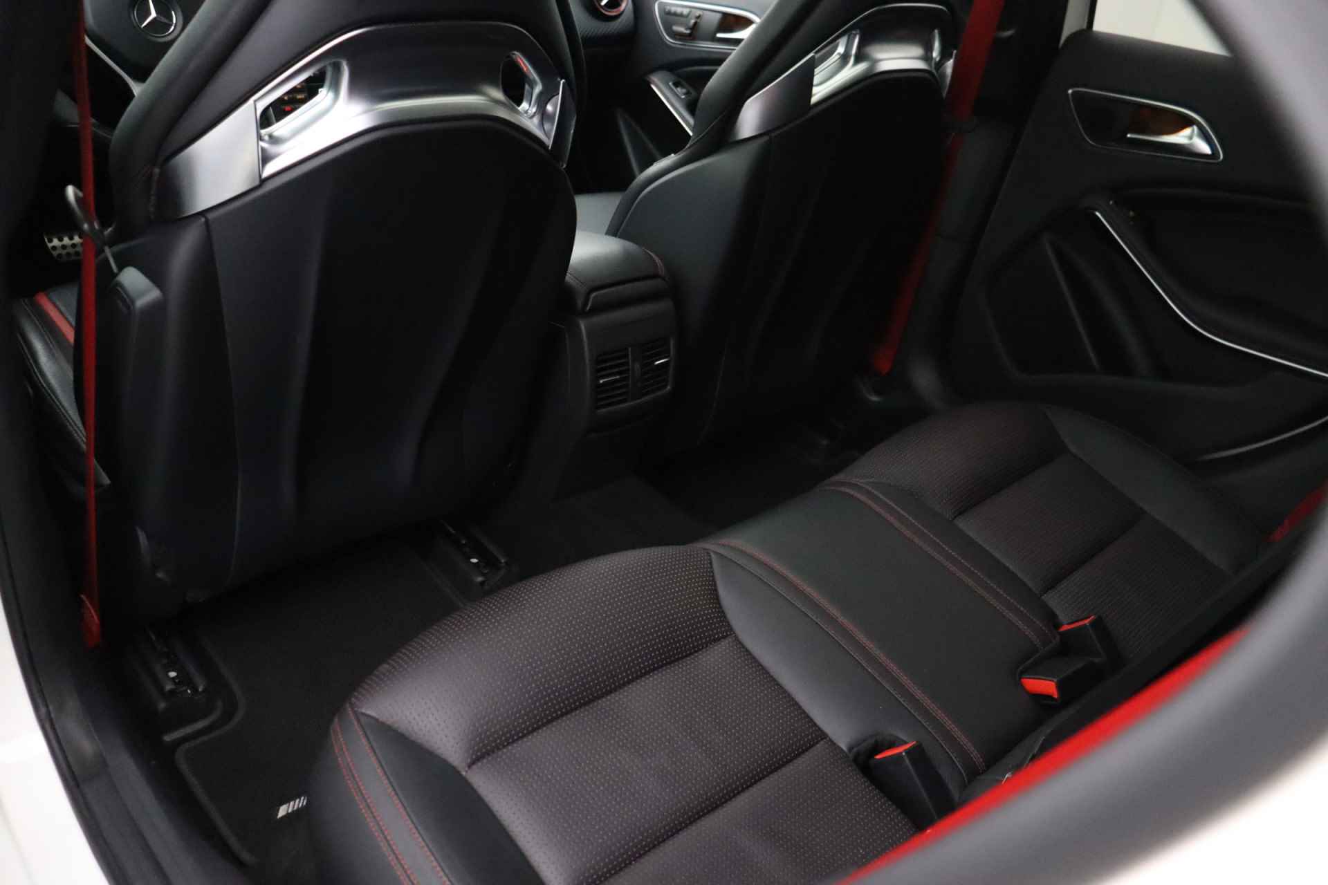 Mercedes-Benz A-Klasse 45 AMG 4MATIC Edition 1 | Panoramadak | Memory seats | Schaalstoelen | Leder - 11/34