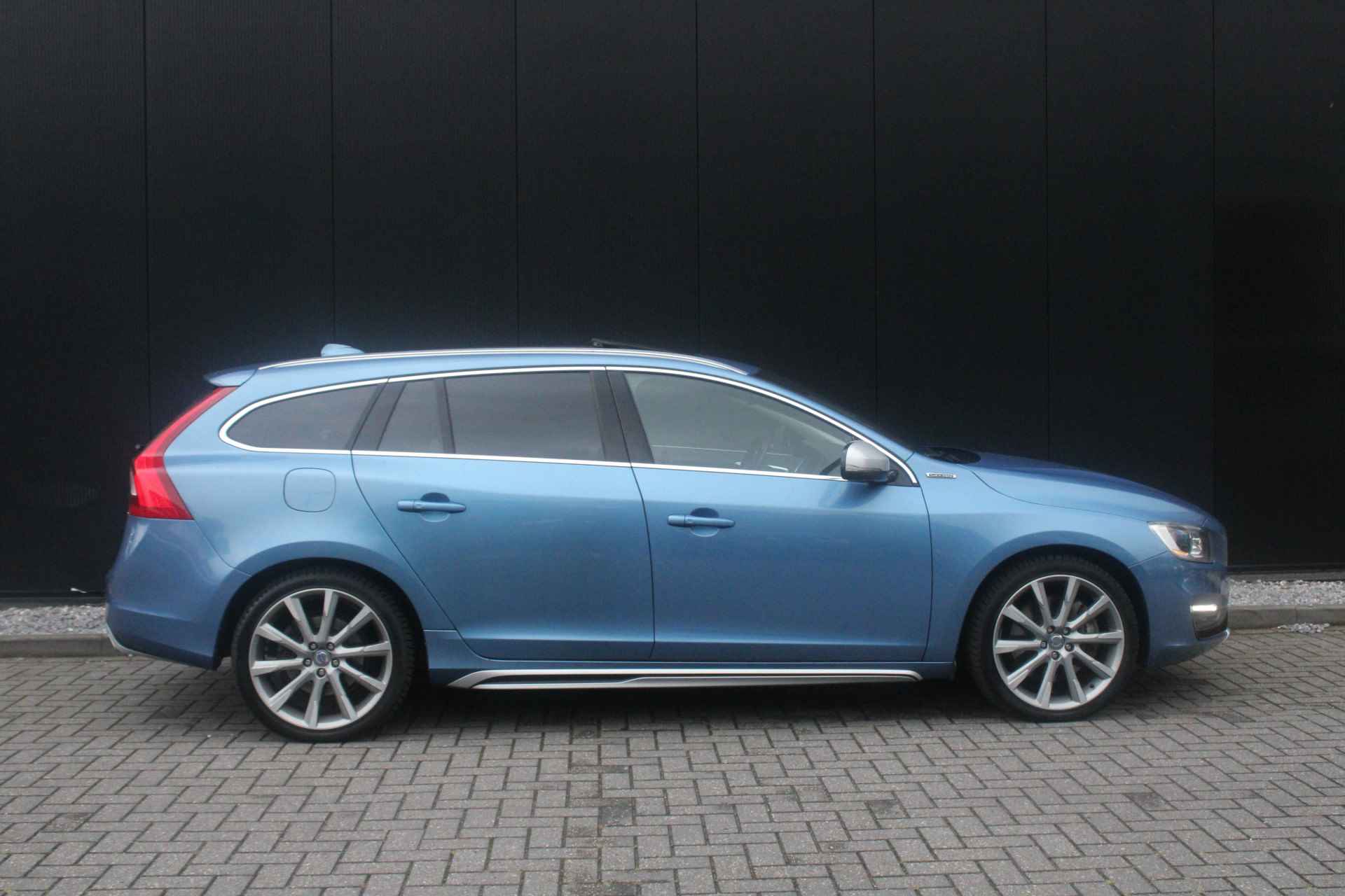 Volvo V60 D6 AWD Plug-In Hybrid Summum | 19'' | Standkachel | Open-dak | Camera | Xenon | Afn. trekhaak | BLIS - 3/31