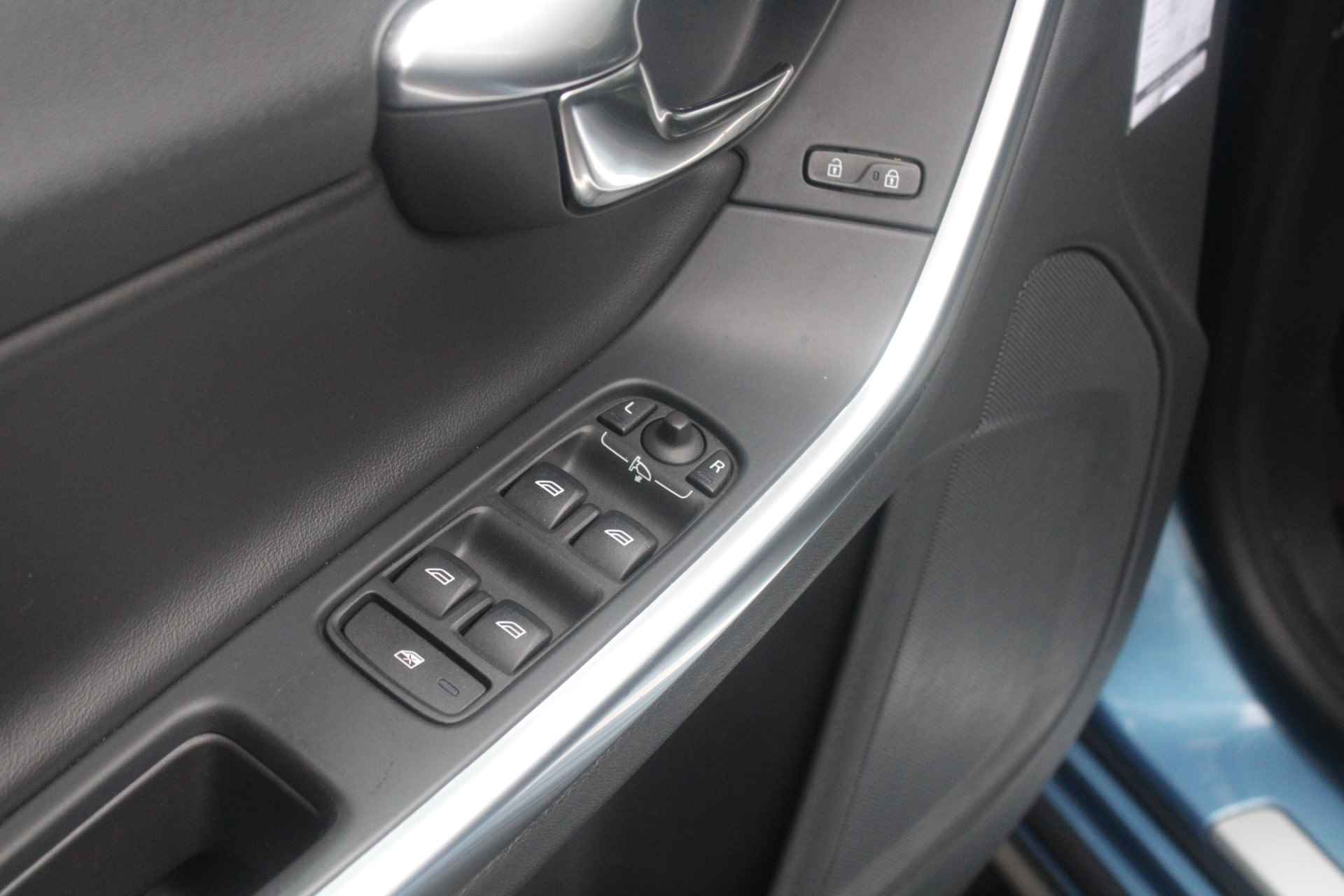Volvo V60 D6 AWD Plug-In Hybrid Summum | 19'' | Standkachel | Open-dak | Camera | Xenon | Afn. trekhaak | BLIS - 10/31