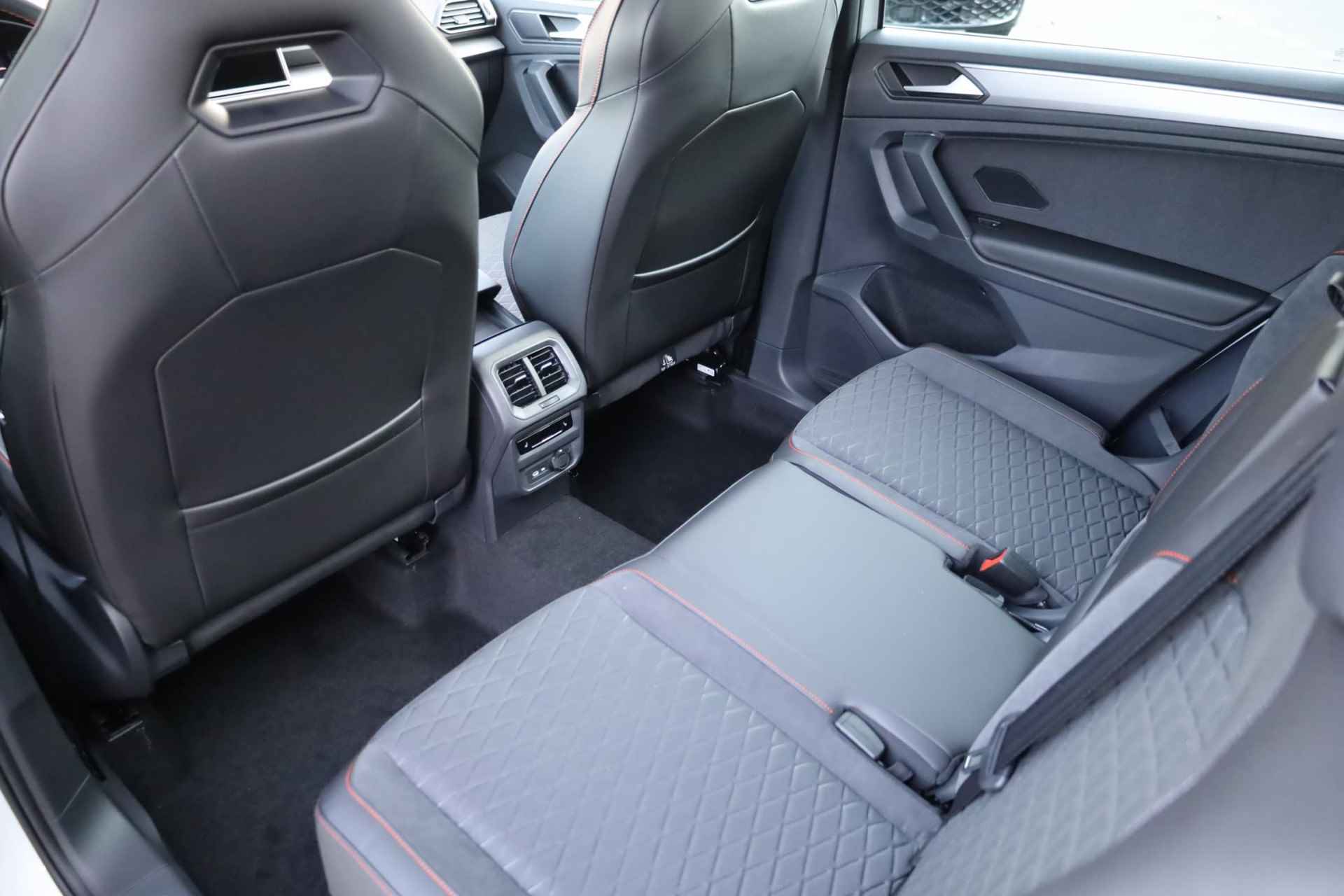 SEAT Tarraco 1.4 TSI e-Hybrid PHEV FR Business 245PK / 180kW, e-Hybrid 6 versn. DSG, Panoramisch schuif/kanteldak, Elekt. achterklep met voetbediening en sleutelloze toegang, Velgen 'supreme cosmo grey', 20 inch lichtmetaal, Verwarmbare voorstoelen - 26/32