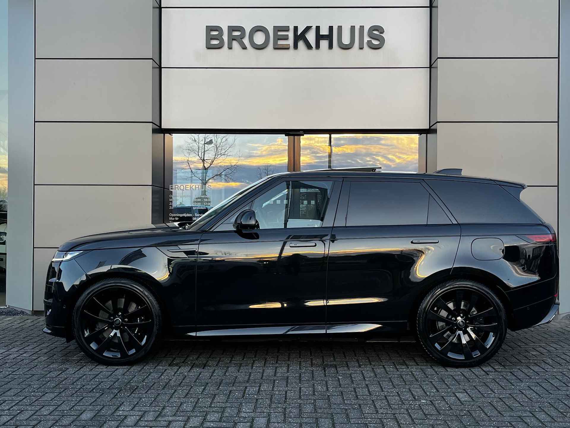 Land Rover Range Rover Sport P460e Dynamic SE | Pano | Soft Close | 23 Inch | El. trekhaak | Black Pack | Cold Climate - 2/13