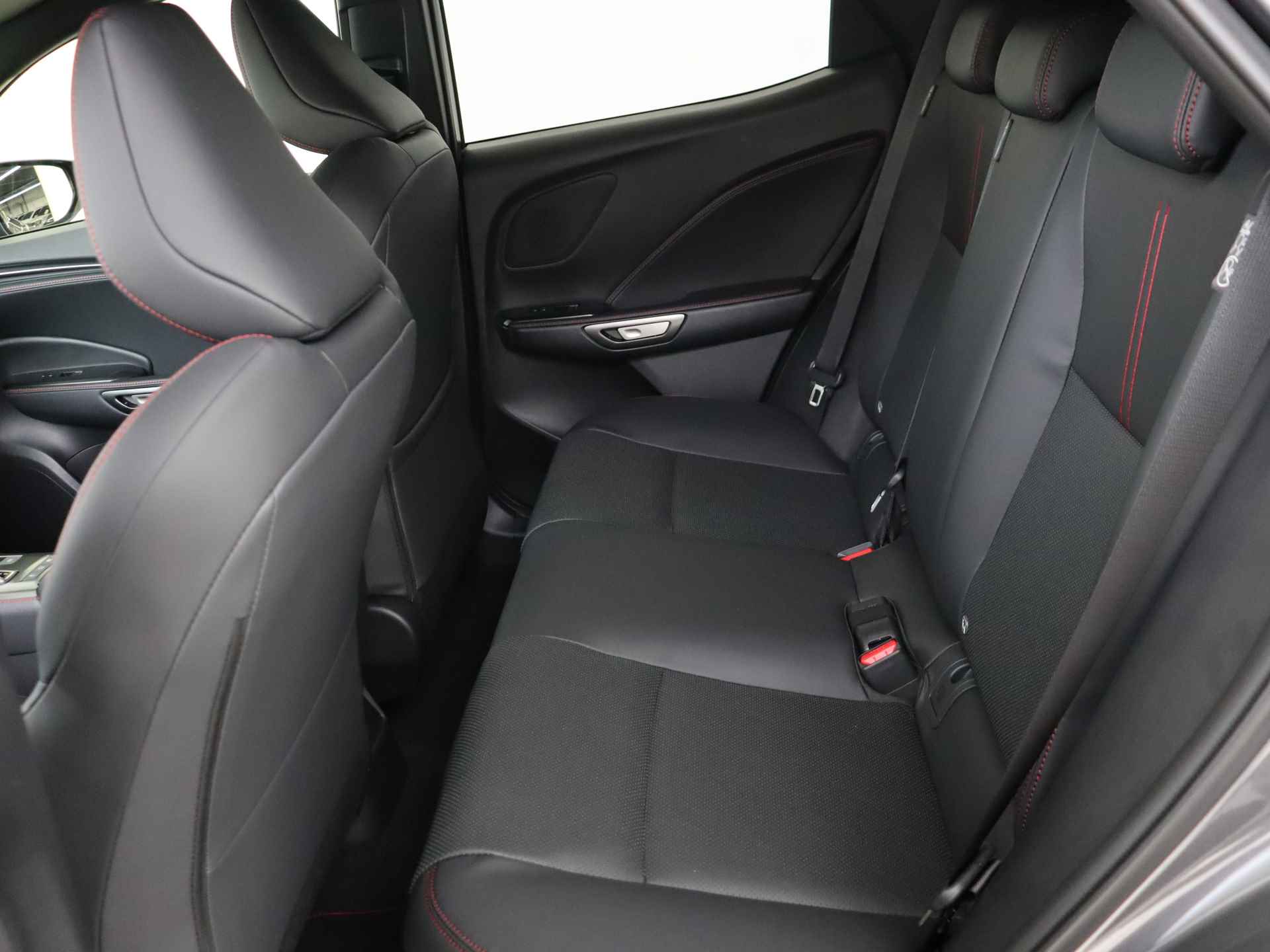 Lexus LBX Emotion 2WD | Lederen Bekleding | Stoelverwarming | Bi-Tone | - 18/48