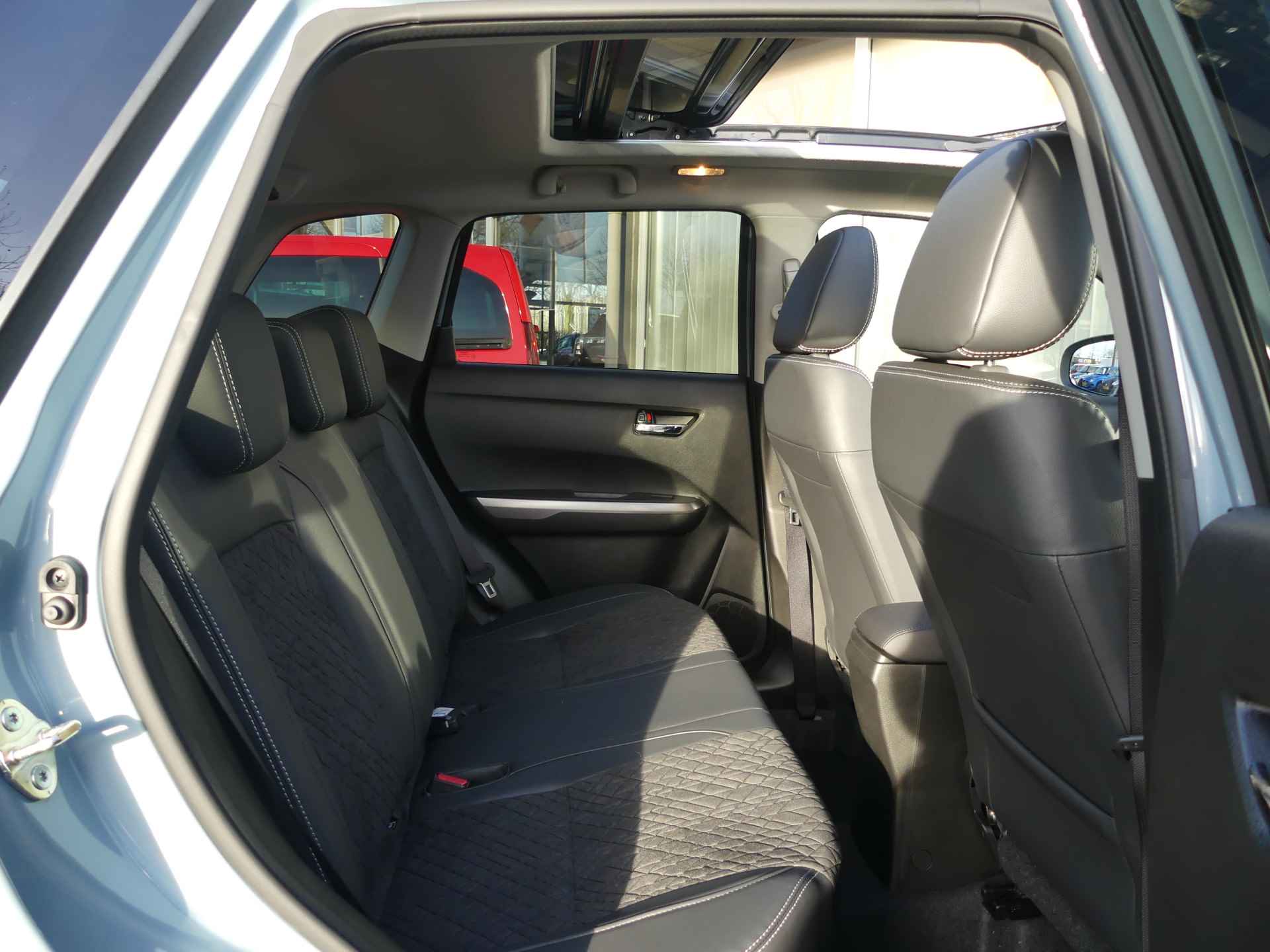 Suzuki Vitara 1.4 Boosterjet Style Smart Hybrid, NIEUW, 6 jaar GARANTIE! Panoramic roof, Leder/alcantara bekleding, Navigatie - 24/29