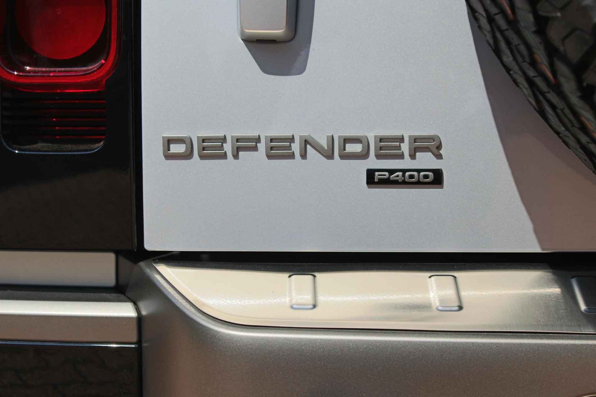 Land Rover Defender 3.0 P400 110 X-Dynamic HSE MHEV MY 2023, Adaptive cruise, Koelbare voortstoelen, Panoramisch schuifdak, 22" Kahn velgen + General Grabber AT3 - 35/61