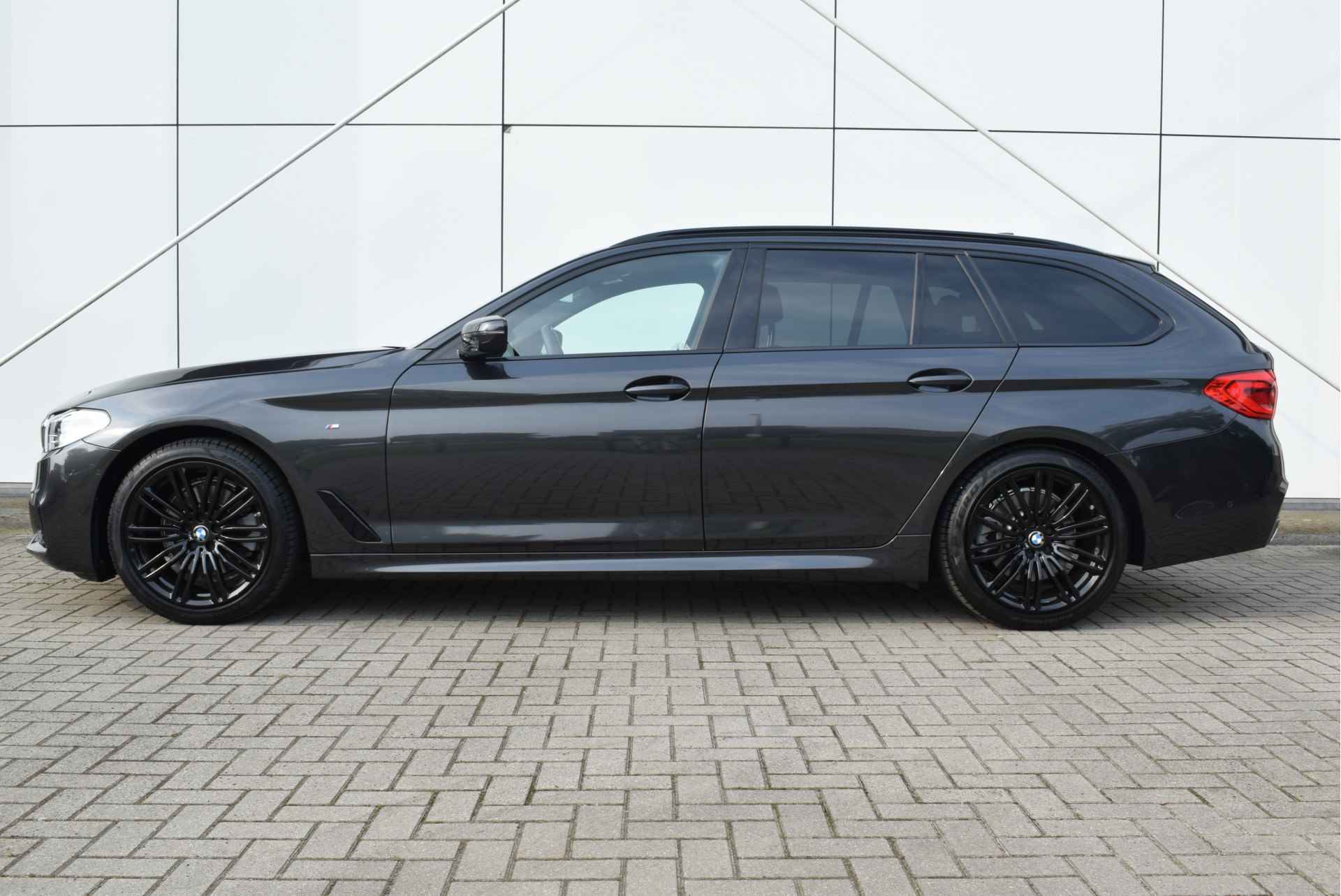 BMW 5 Serie Touring 520i High Executive M Sport Automaat / Panoramadak / Trekhaak / Adaptieve LED / Stoelverwarming / Parking Assistant / Live Cockpit Professional / Getint glas achter - 3/31