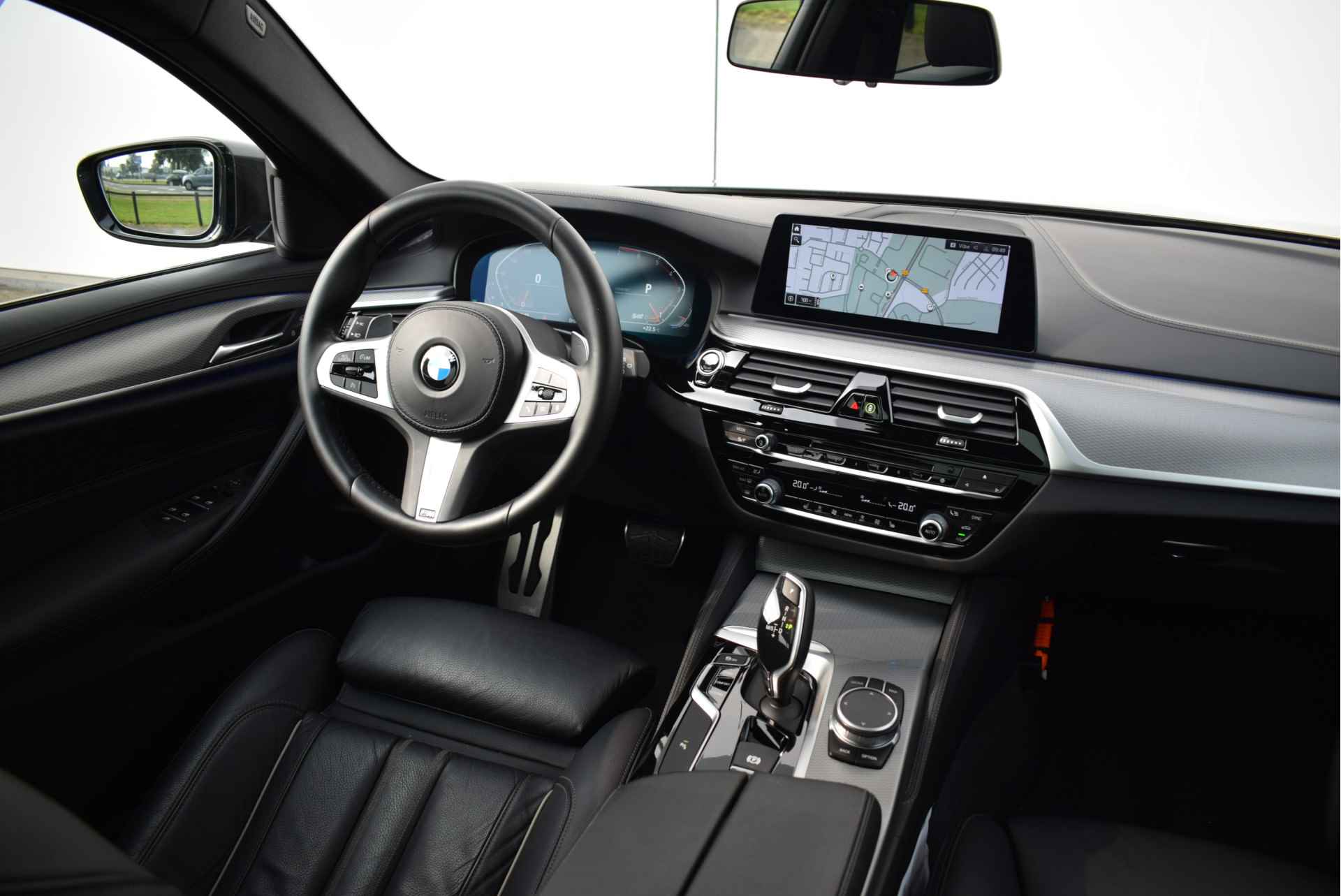 BMW 5 Serie Touring 520i High Executive M Sport Automaat / Panoramadak / Trekhaak / Adaptieve LED / Stoelverwarming / Parking Assistant / Live Cockpit Professional / Getint glas achter - 17/31