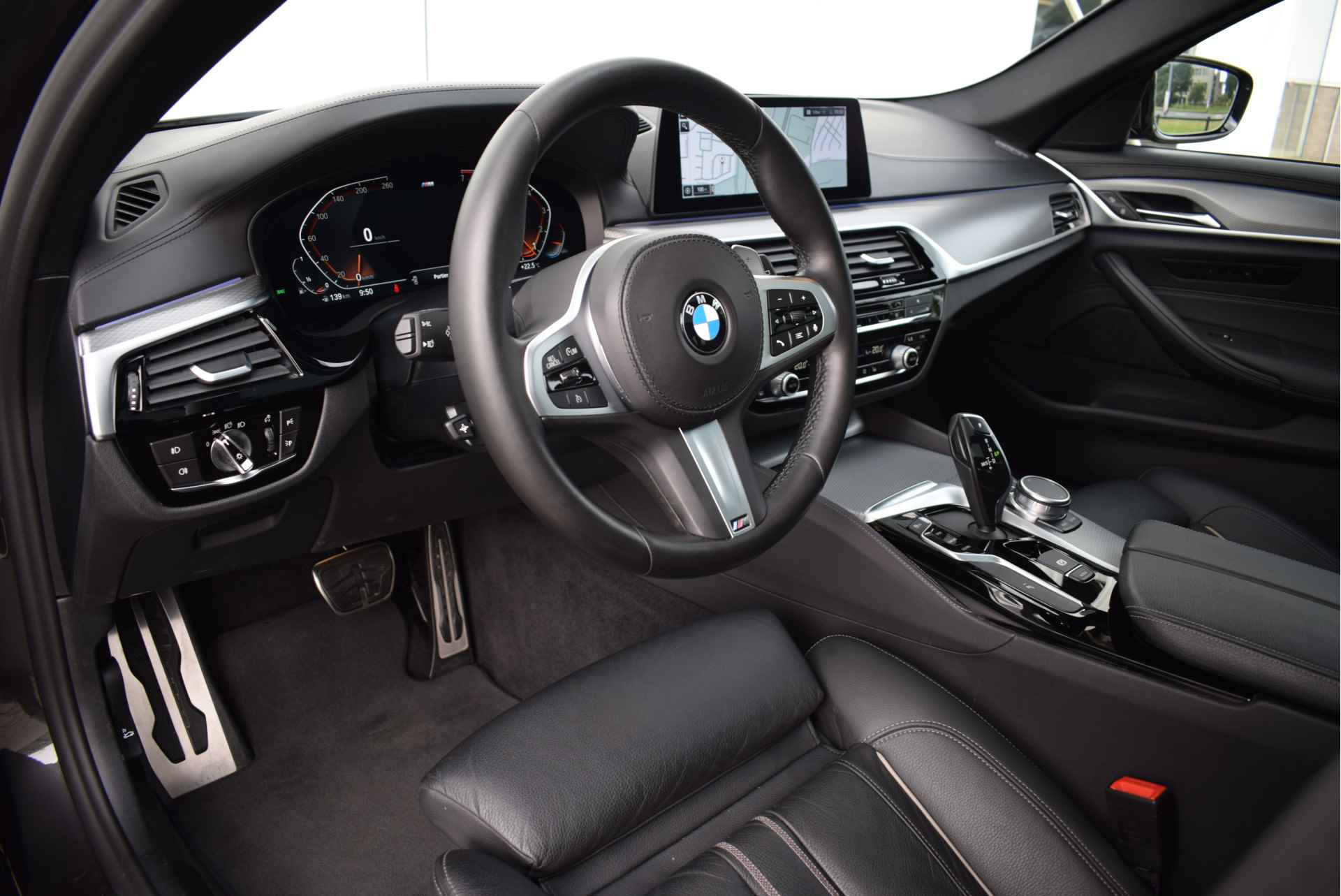 BMW 5 Serie Touring 520i High Executive M Sport Automaat / Panoramadak / Trekhaak / Adaptieve LED / Stoelverwarming / Parking Assistant / Live Cockpit Professional / Getint glas achter - 18/31