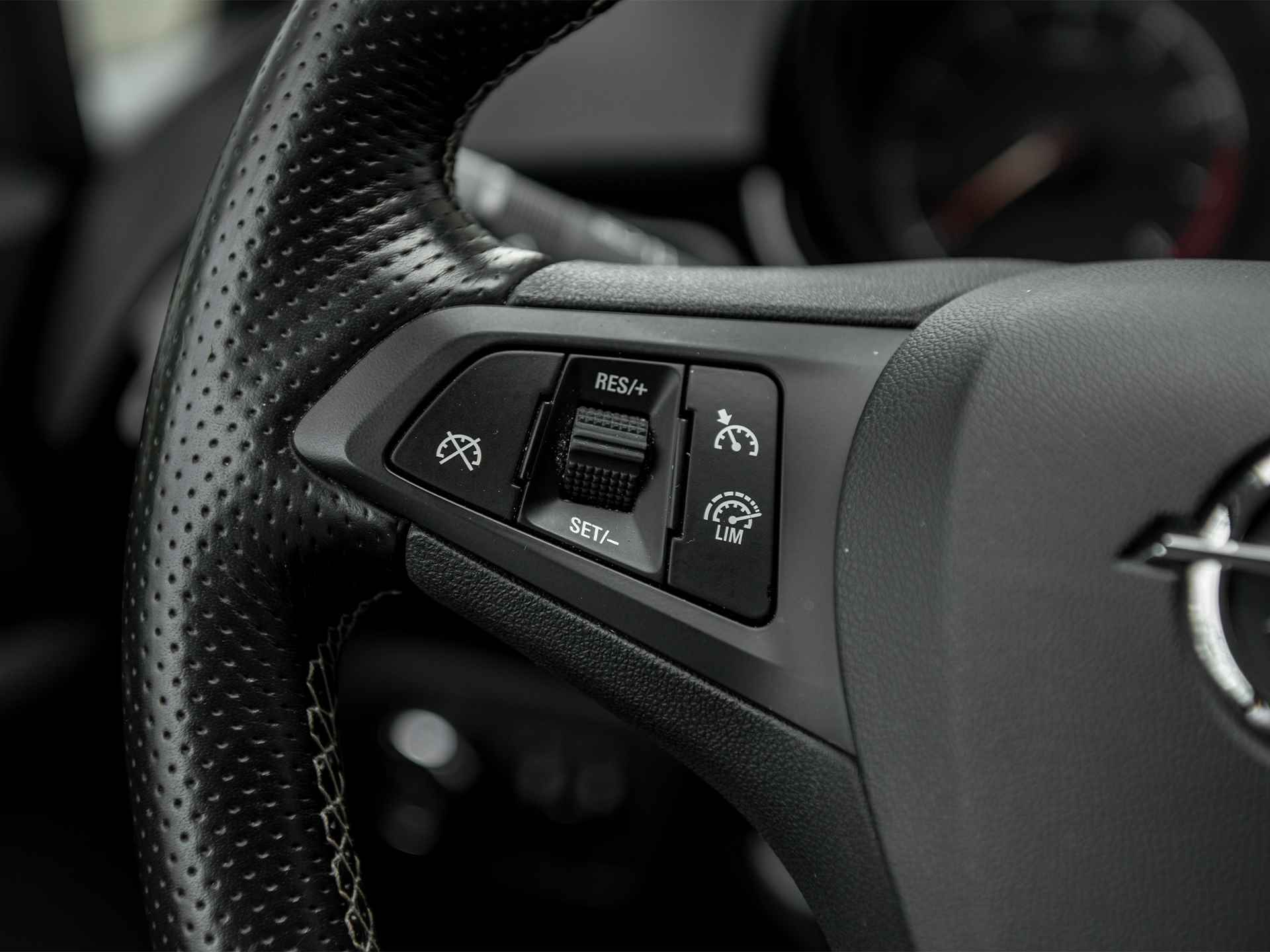 Opel Corsa 1.0 Turbo OPC Line 115pk | Black Edition | Apple Carplay & Android Auto | Bluetooth | DAB | 17" Lichtemetaal | Park Assist + Camera achter | Dodehoek sens. | Sportonderstel | Sportstoelen - 9/49