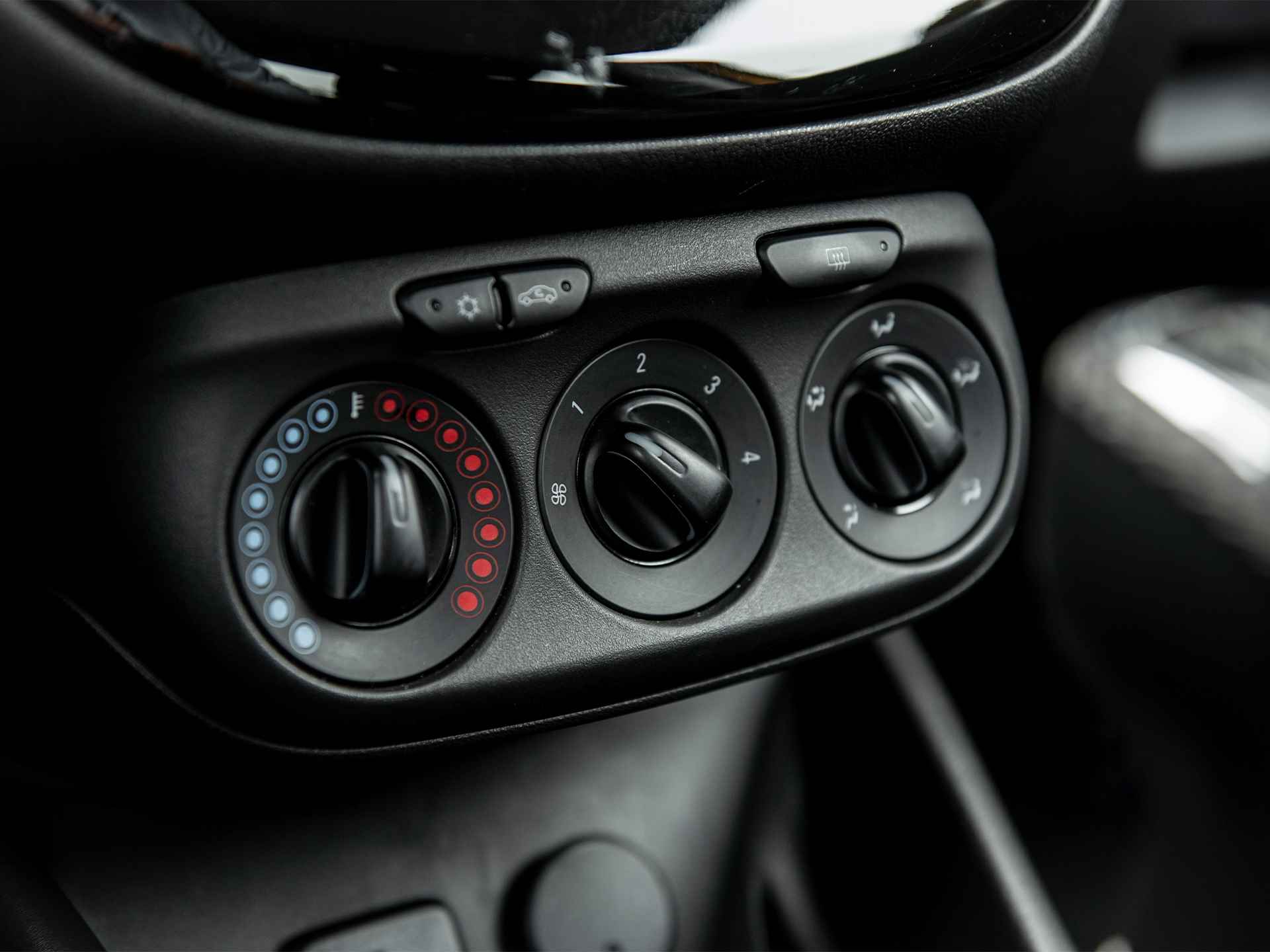 Opel Corsa 1.0 Turbo OPC Line 115pk | Black Edition | Apple Carplay & Android Auto | Bluetooth | DAB | 17" Lichtemetaal | Park Assist + Camera achter | Dodehoek sens. | Sportonderstel | Sportstoelen - 28/49