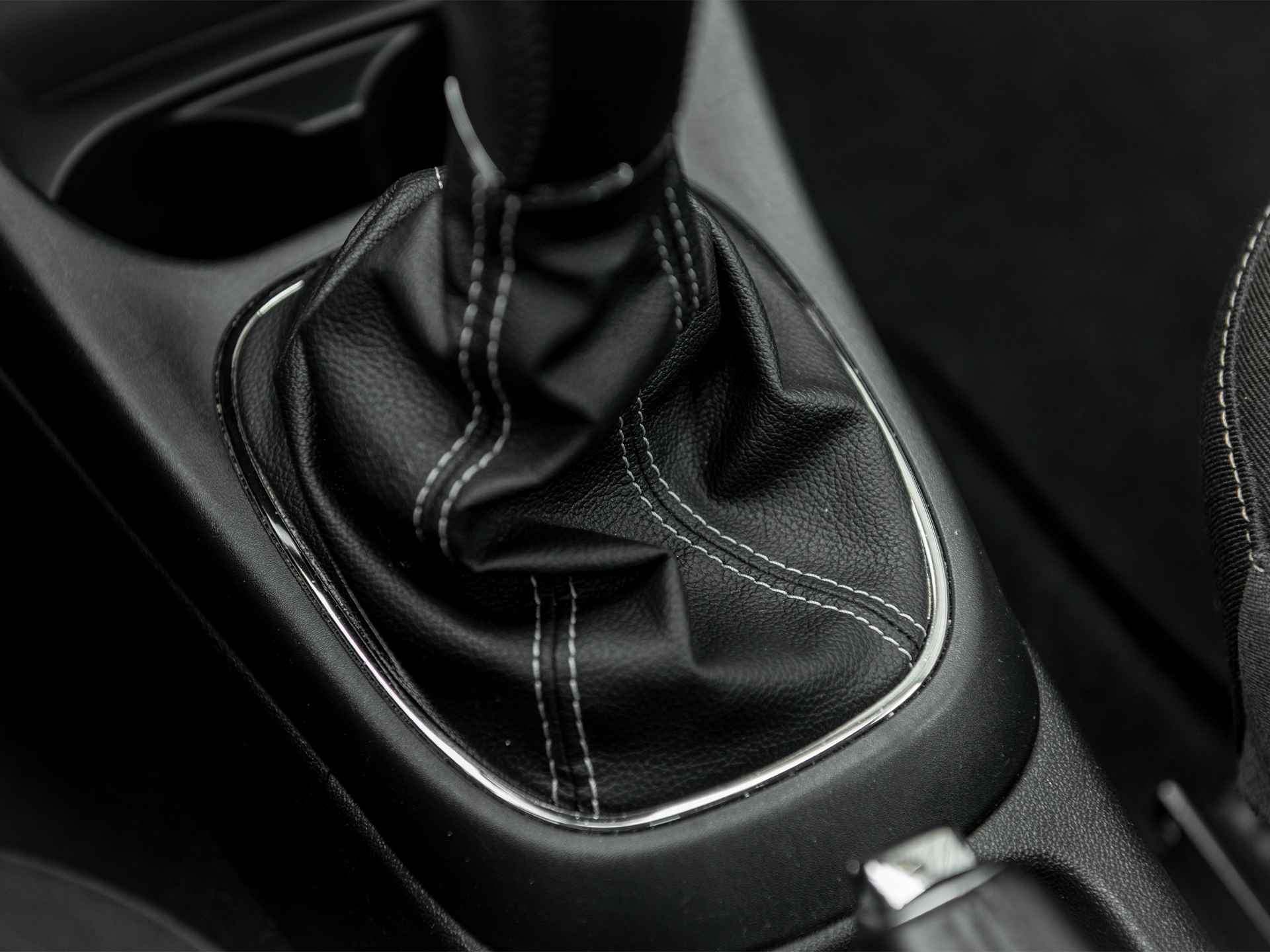 Opel Corsa 1.0 Turbo OPC Line 115pk | Black Edition | Apple Carplay & Android Auto | Bluetooth | DAB | 17" Lichtemetaal | Park Assist + Camera achter | Dodehoek sens. | Sportonderstel | Sportstoelen - 47/49