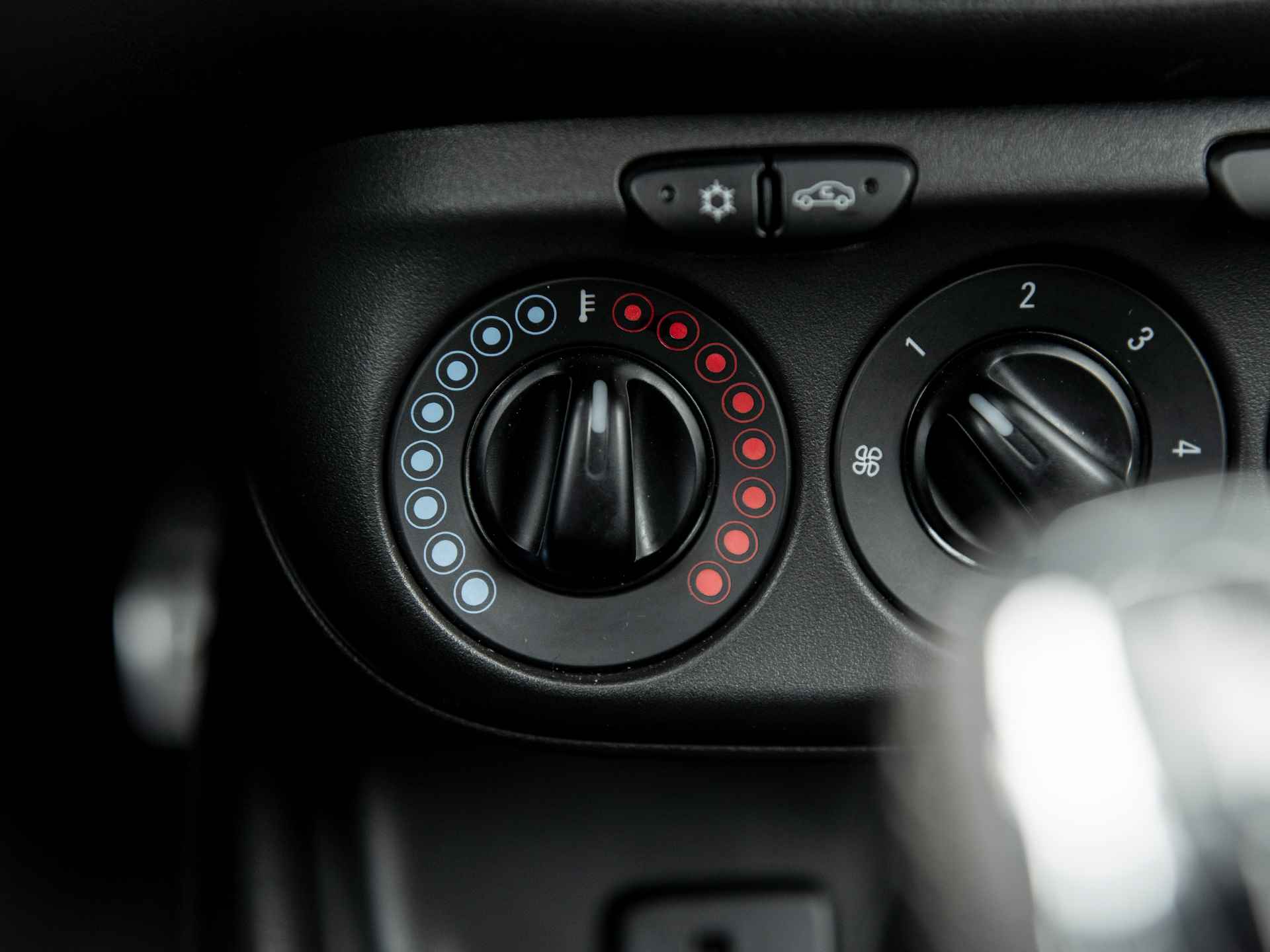 Opel Corsa 1.0 Turbo OPC Line 115pk | Black Edition | Apple Carplay & Android Auto | Bluetooth | DAB | 17" Lichtemetaal | Park Assist + Camera achter | Dodehoek sens. | Sportonderstel | Sportstoelen - 48/49