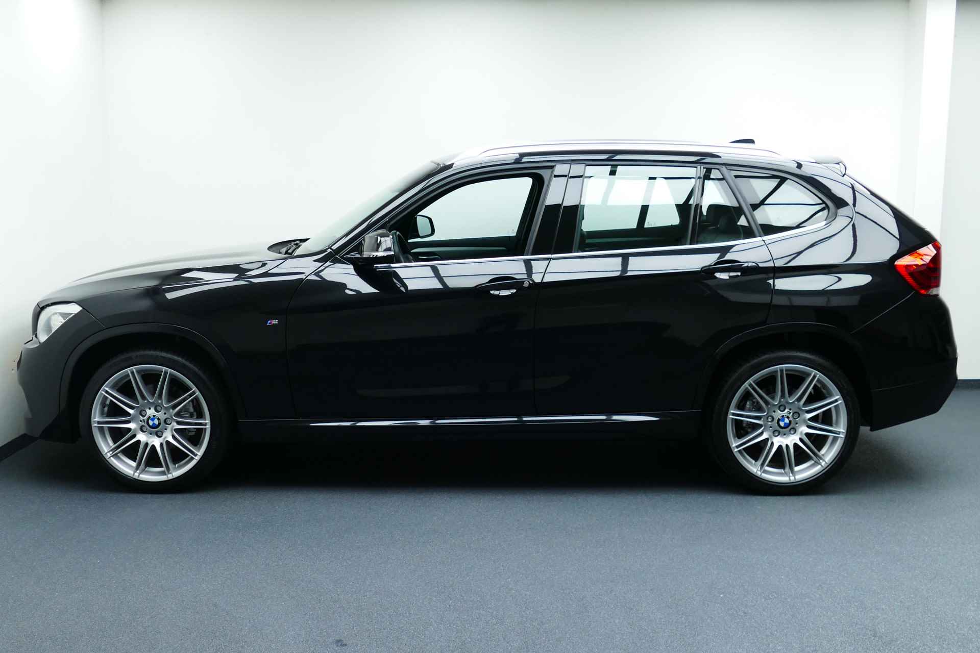 BMW X1 sDrive20i 184pk High Executive 1-Eig. Panodak, Leer, Stoelverw, Navi, Xenon, 19"LMV - 12/38