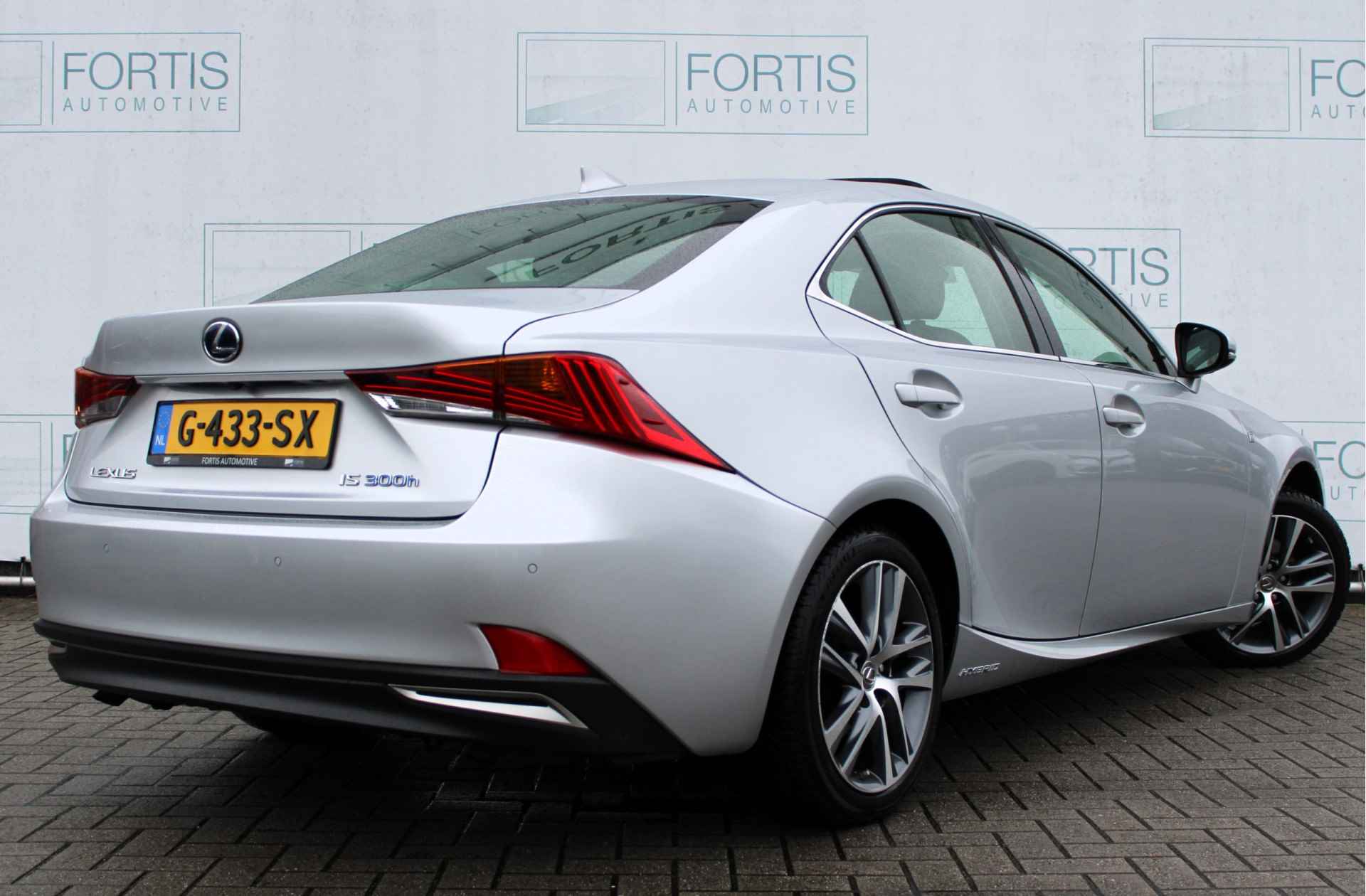 Lexus IS 300h Hybrid Edition 30 NL AUTO | PANO | LEDER | CAMERA | STOELVERW | - 3/31