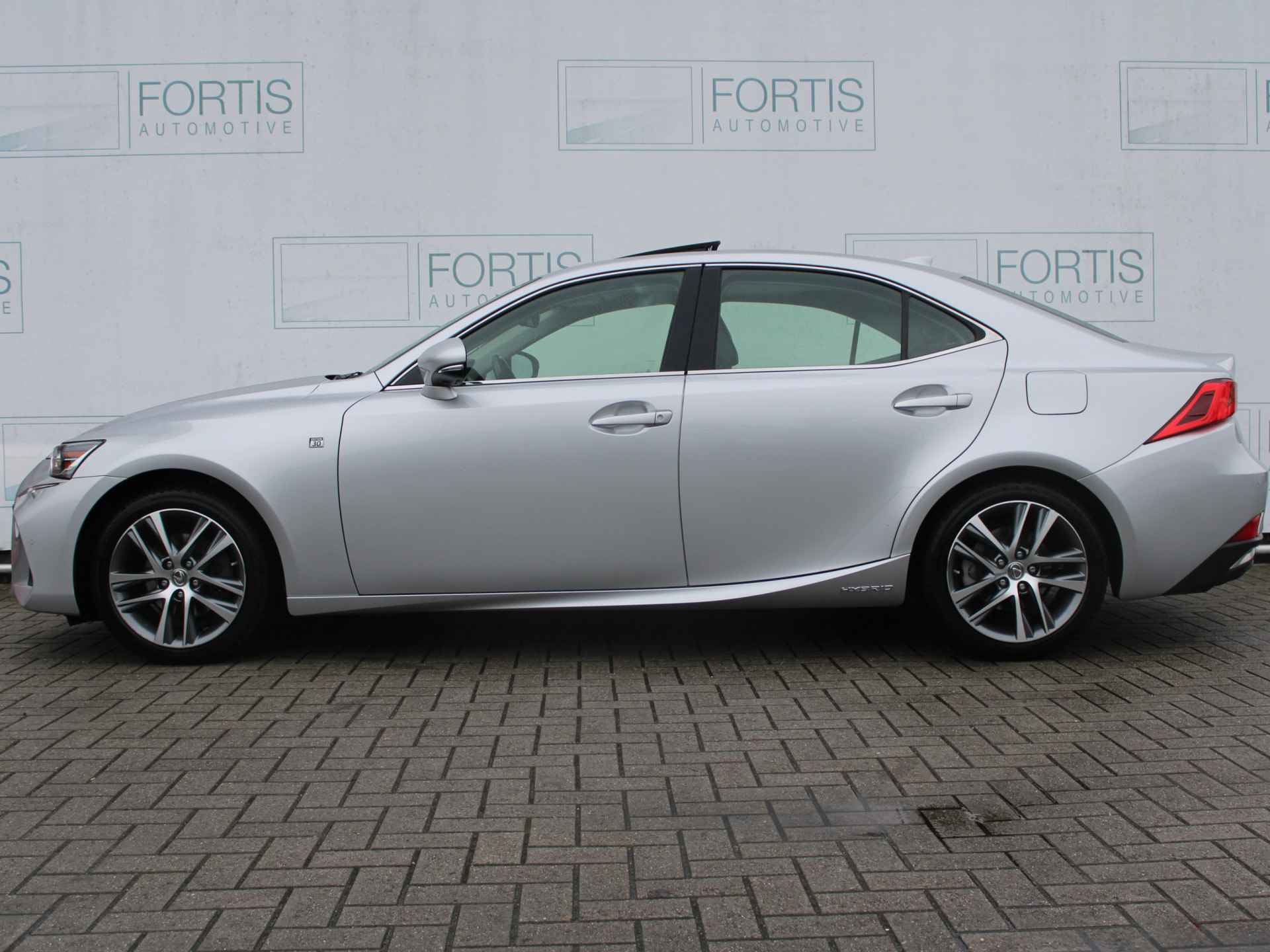 Lexus IS 300h Hybrid Edition 30 NL AUTO | PANO | LEDER | CAMERA | STOELVERW | - 15/31