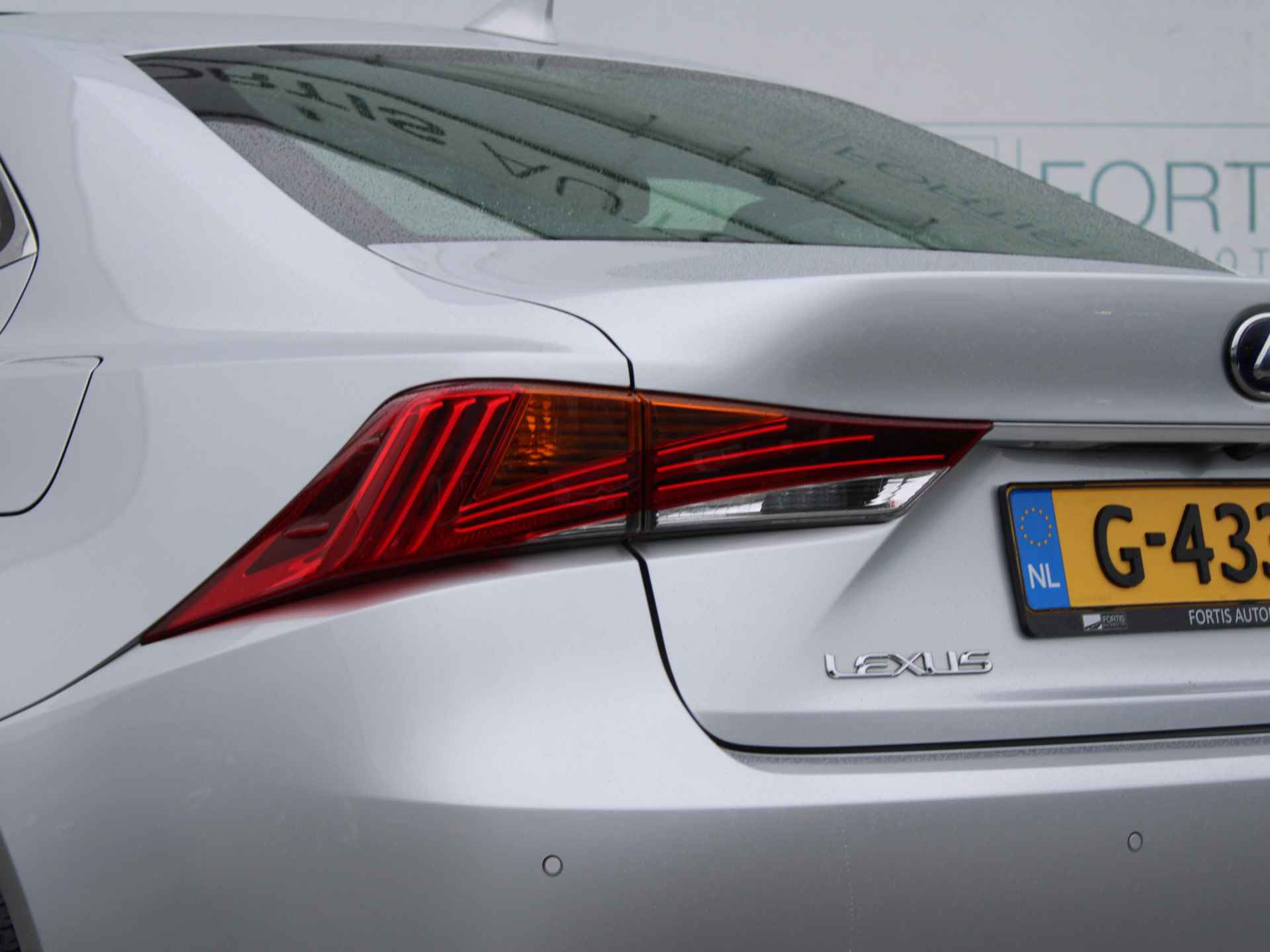 Lexus IS 300h Hybrid Edition 30 NL AUTO | PANO | LEDER | CAMERA | STOELVERW | - 28/31