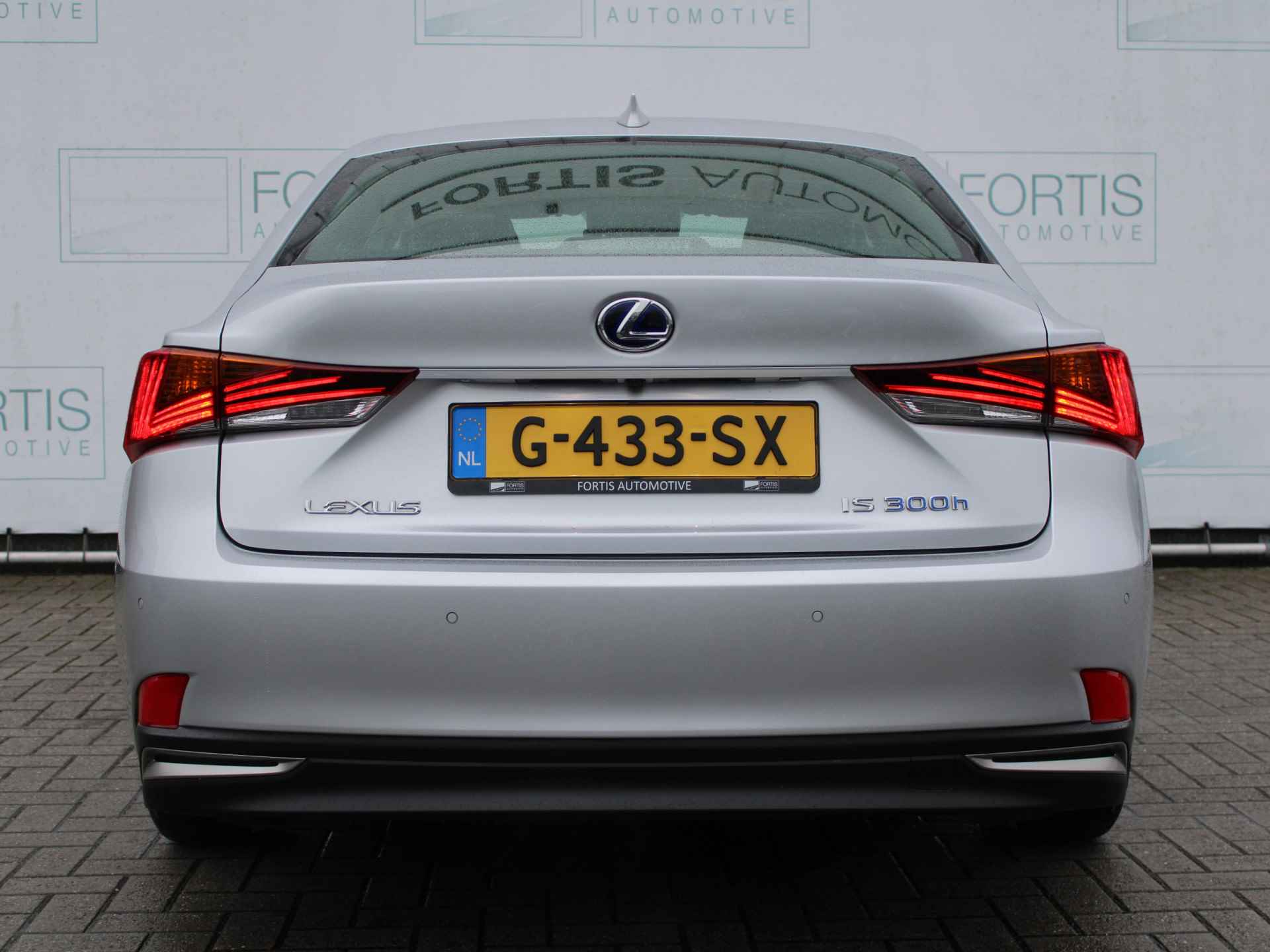 Lexus IS 300h Hybrid Edition 30 NL AUTO | PANO | LEDER | CAMERA | STOELVERW | - 29/31