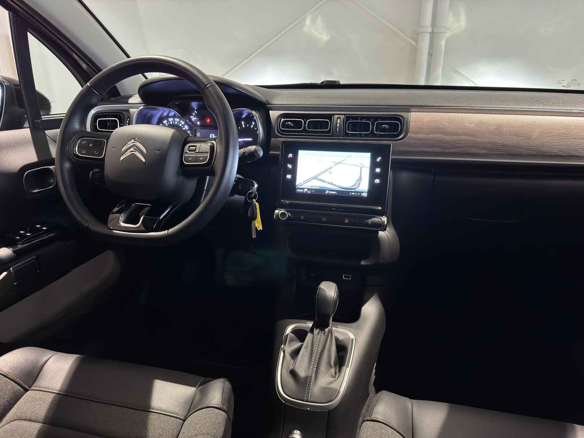 Citroen C3 Shine | AUTOMAAT | TREKHAAK | NAV | CARPLAY ANDROID AUTO | PARKCAM | STOELVERWARMING  | 42DKM | - 24/32