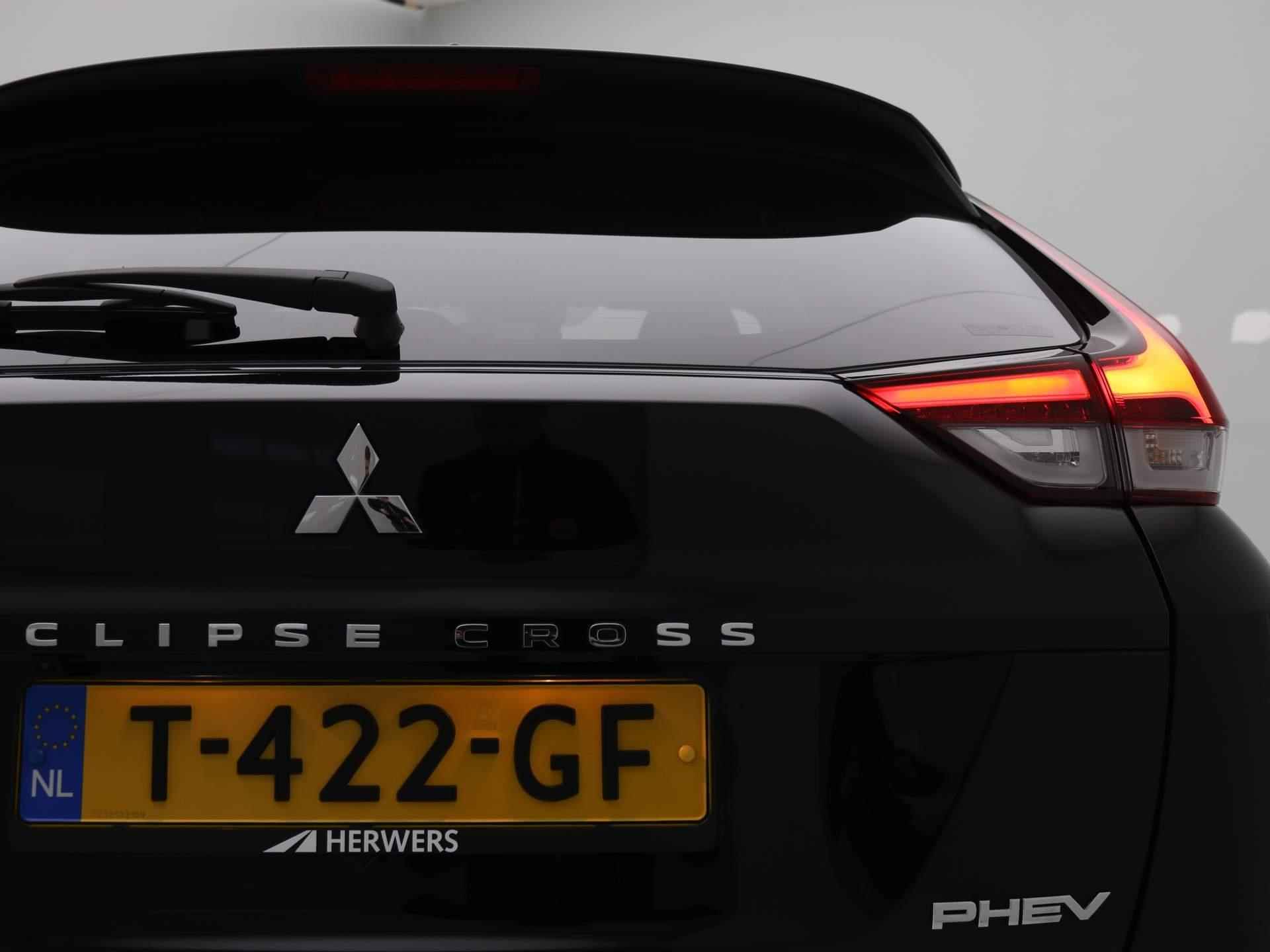 Mitsubishi Eclipse Cross 2.4 PHEV Black Edition / Origineel Nederlandse Auto / 1500kg Trekgewicht / 8 Jaar Fabrieksgarantie / - 70/74