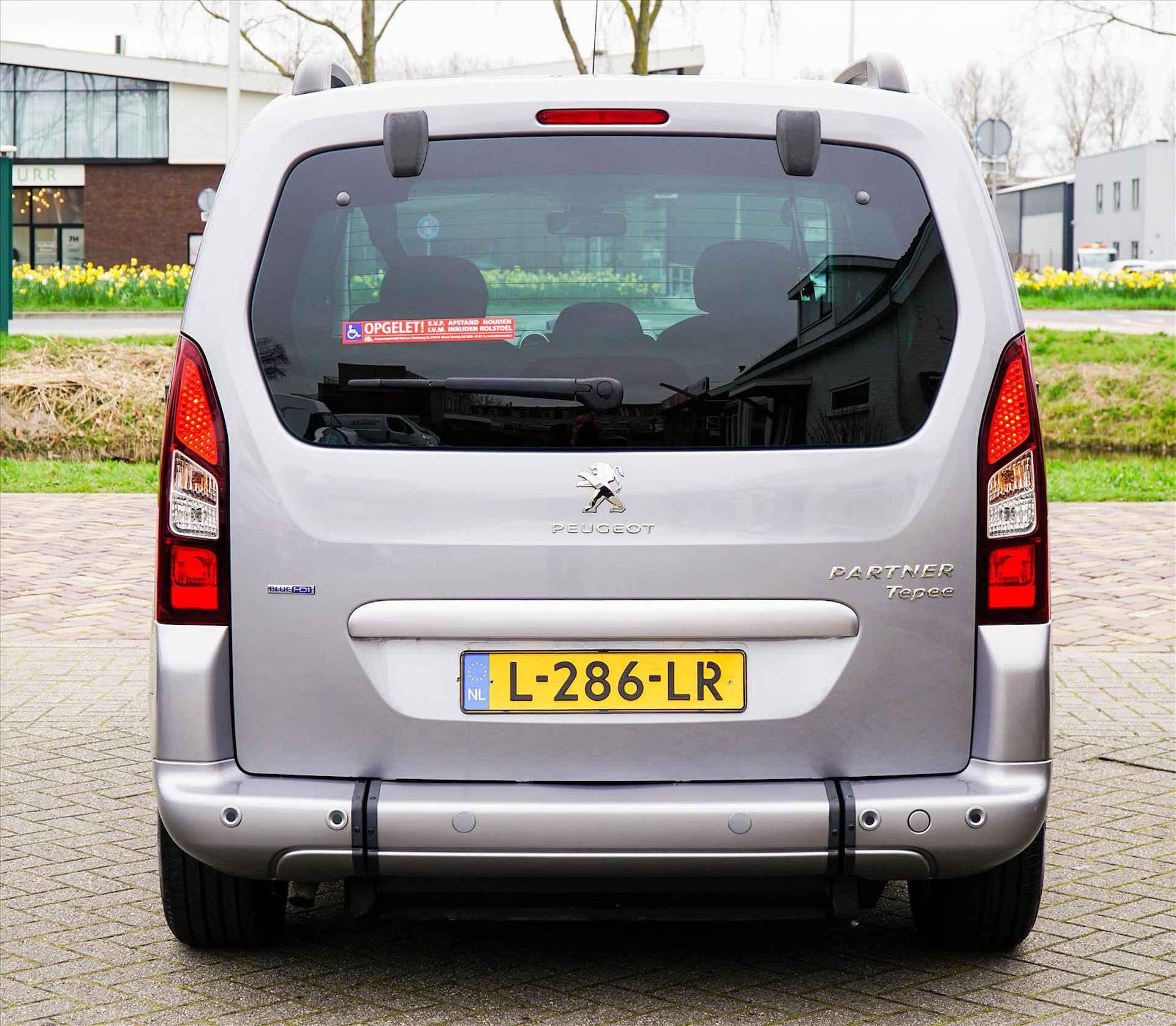 Peugeot Partner met Rolstoel aanpassing en oprit - 26/31