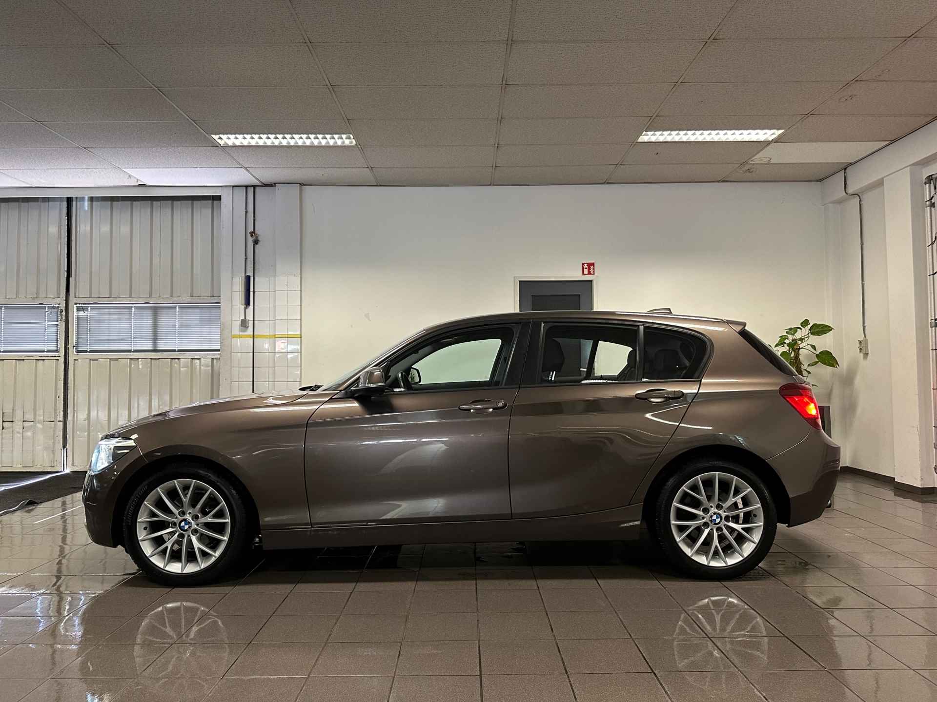 BMW 1-serie 116i Business+ * Automaat / 1e Eig / Navigatie / Xenon / Leder / NL Auto * - 2/23