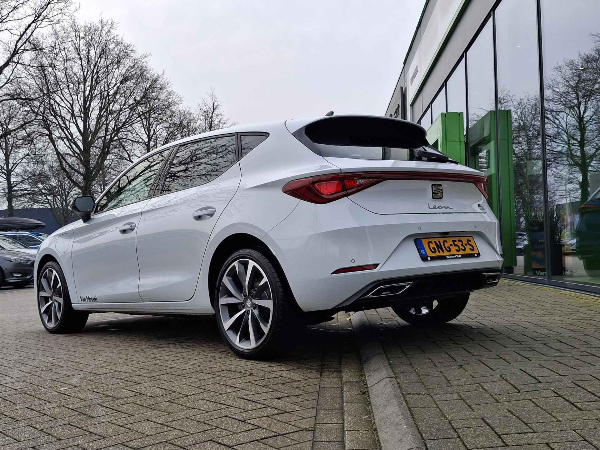 SEAT Leon 1.5 TSI e-Hybrid FR PHEV First Edition 204 PK | Automaat | LED Koplampen | Navigatie | Climate Control | Apple Carplay/Android Auto | Achteruitrijcamera | Alcantara bekleding | Adaptive Cruise Control | Parkeersensoren | Privacy Glass | Virtual Cockpit | Direct leverbaar! | - 3/14