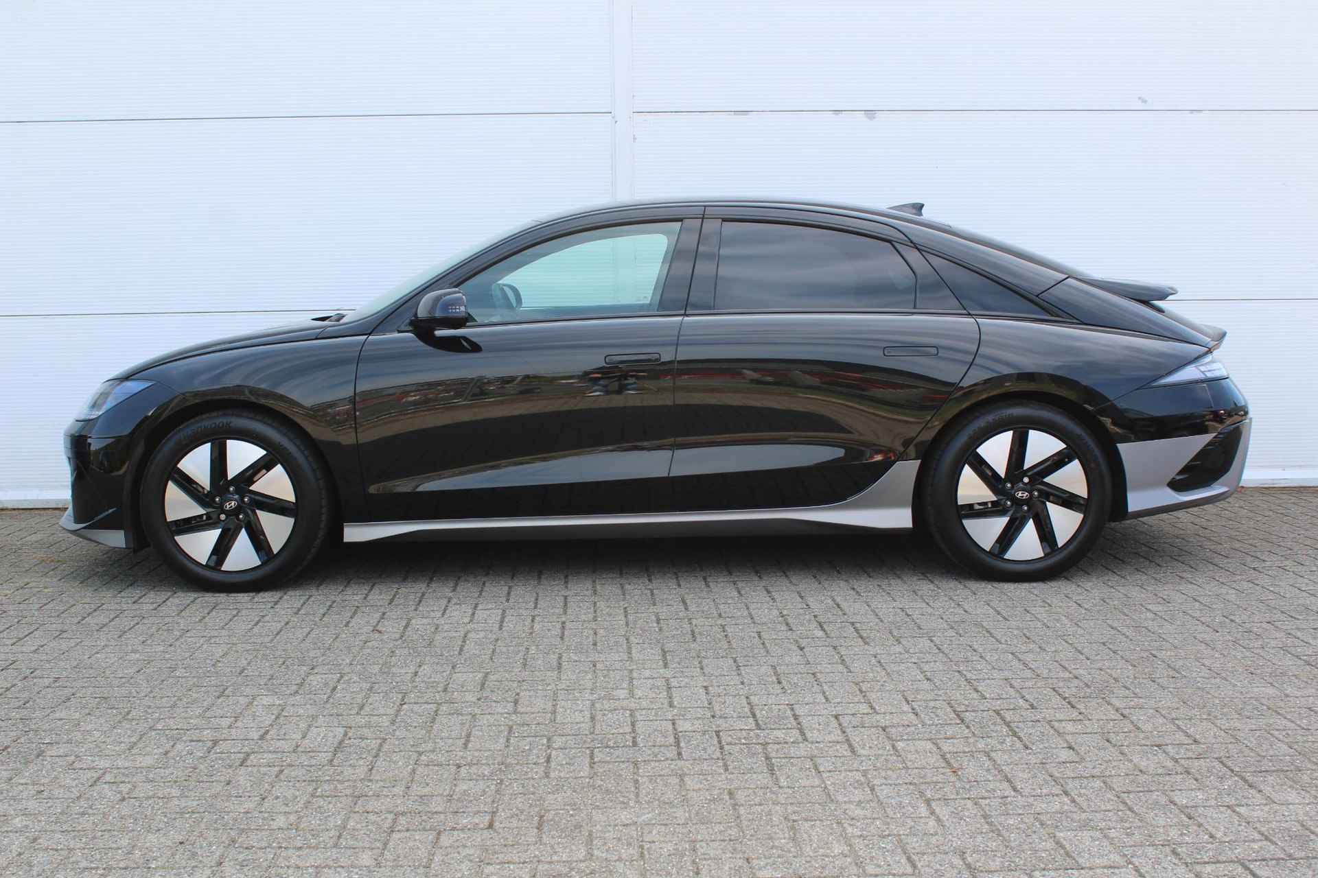 Hyundai IONIQ 6 Connect 77 kWh / Adaptieve Cruise Control / Navigatie + Apple Carplay/Android Auto / Head-Up Display / Keyless Entry & Start / Climate Control / - 8/48