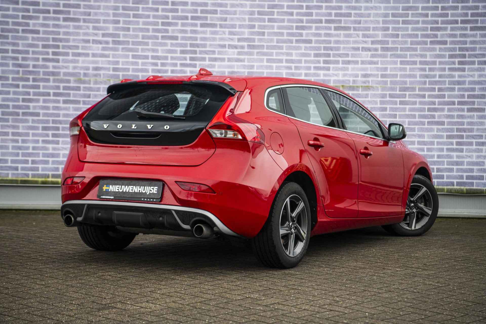 Volvo V40 2.0 D2 Nordic+ Sport | R-Design | Trekhaak | Leder | Standkachel | Stoelverwarming | Voorruit Verwarming | - 4/32