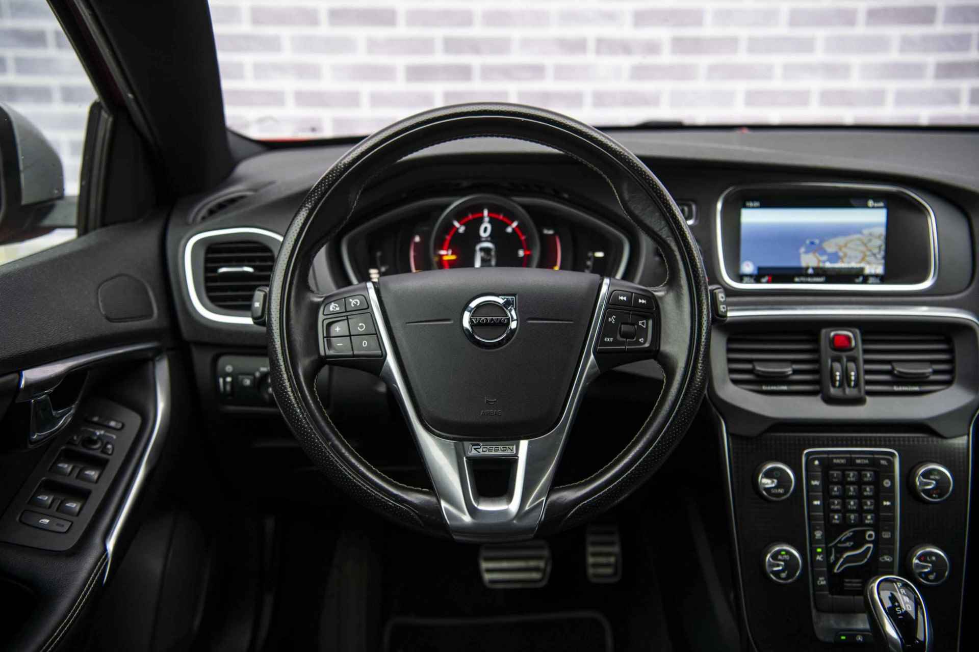 Volvo V40 2.0 D2 Nordic+ Sport | R-Design | Trekhaak | Leder | Standkachel | Stoelverwarming | Voorruit Verwarming | - 5/32