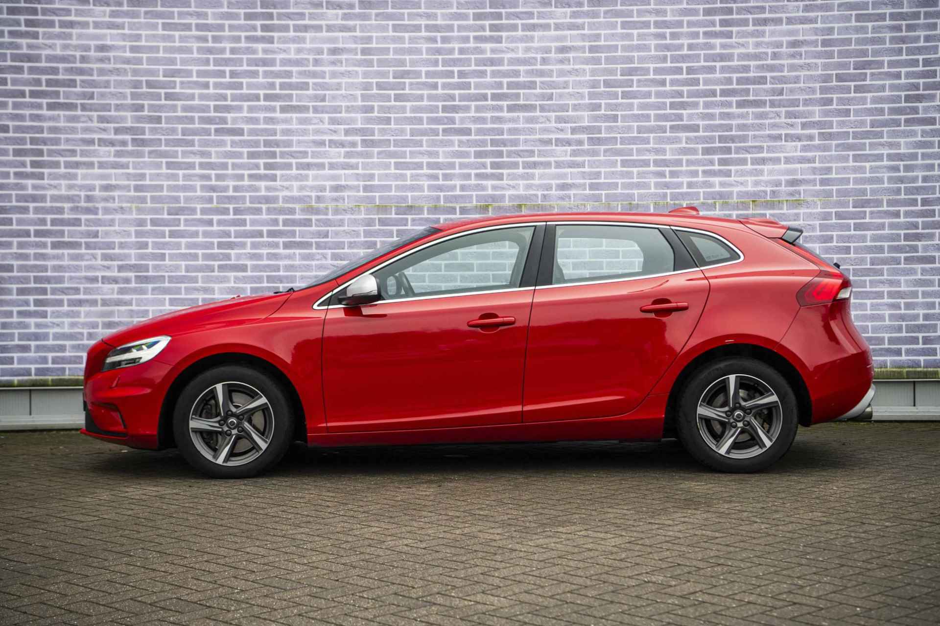 Volvo V40 2.0 D2 Nordic+ Sport | R-Design | Trekhaak | Leder | Standkachel | Stoelverwarming | Voorruit Verwarming | - 6/32