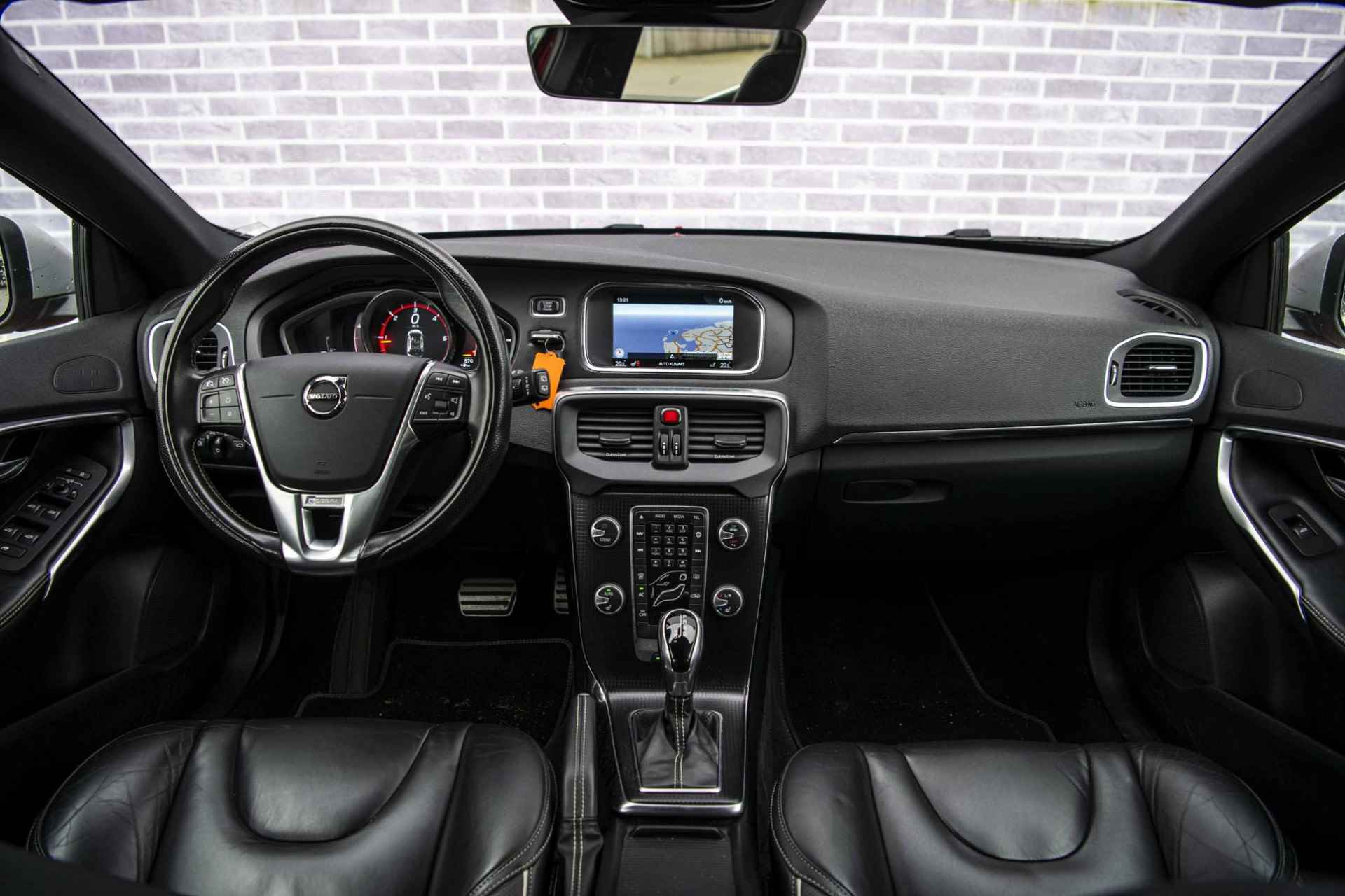 Volvo V40 2.0 D2 Nordic+ Sport | R-Design | Trekhaak | Leder | Standkachel | Stoelverwarming | Voorruit Verwarming | - 7/32