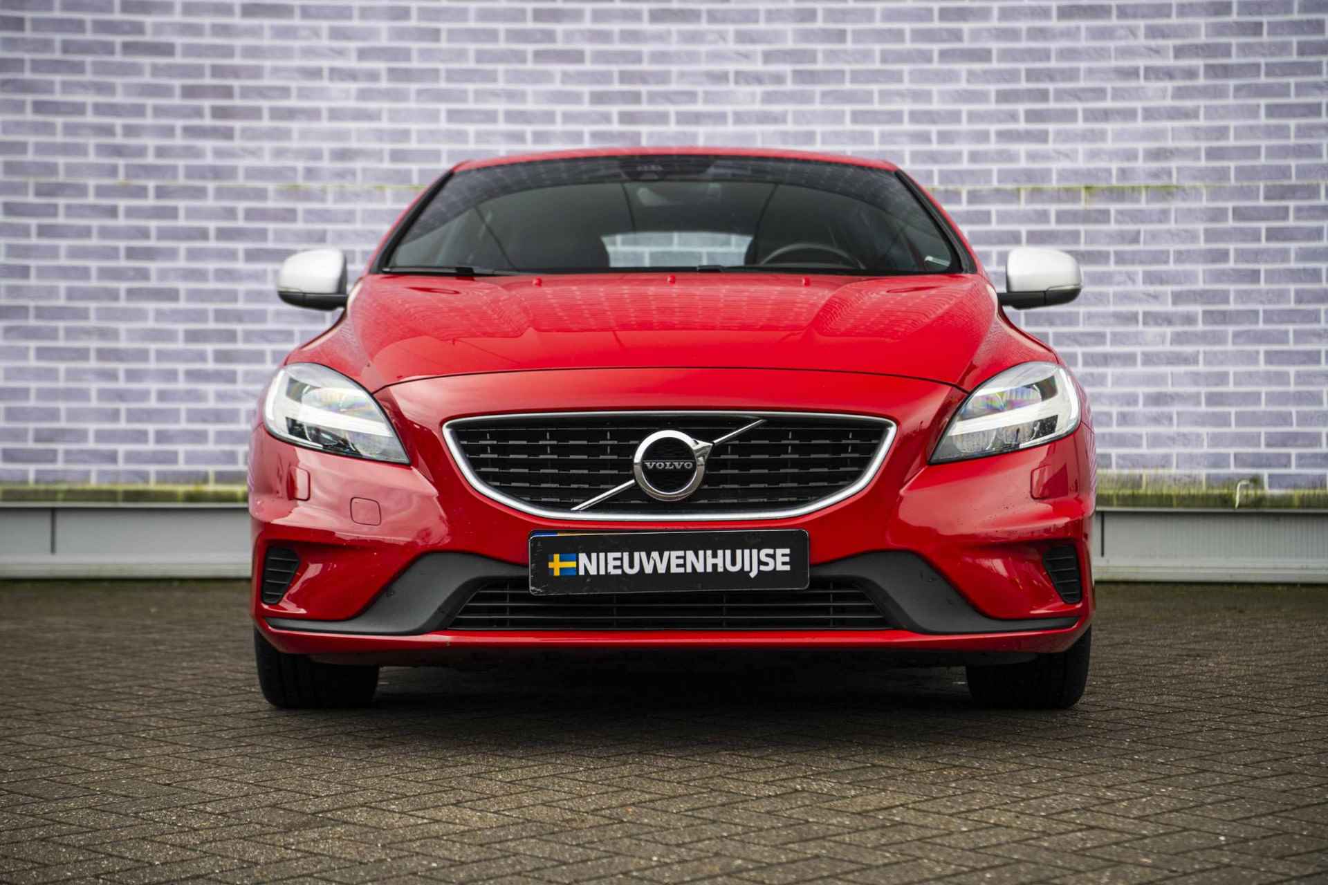 Volvo V40 2.0 D2 Nordic+ Sport | R-Design | Trekhaak | Leder | Standkachel | Stoelverwarming | Voorruit Verwarming | - 10/32