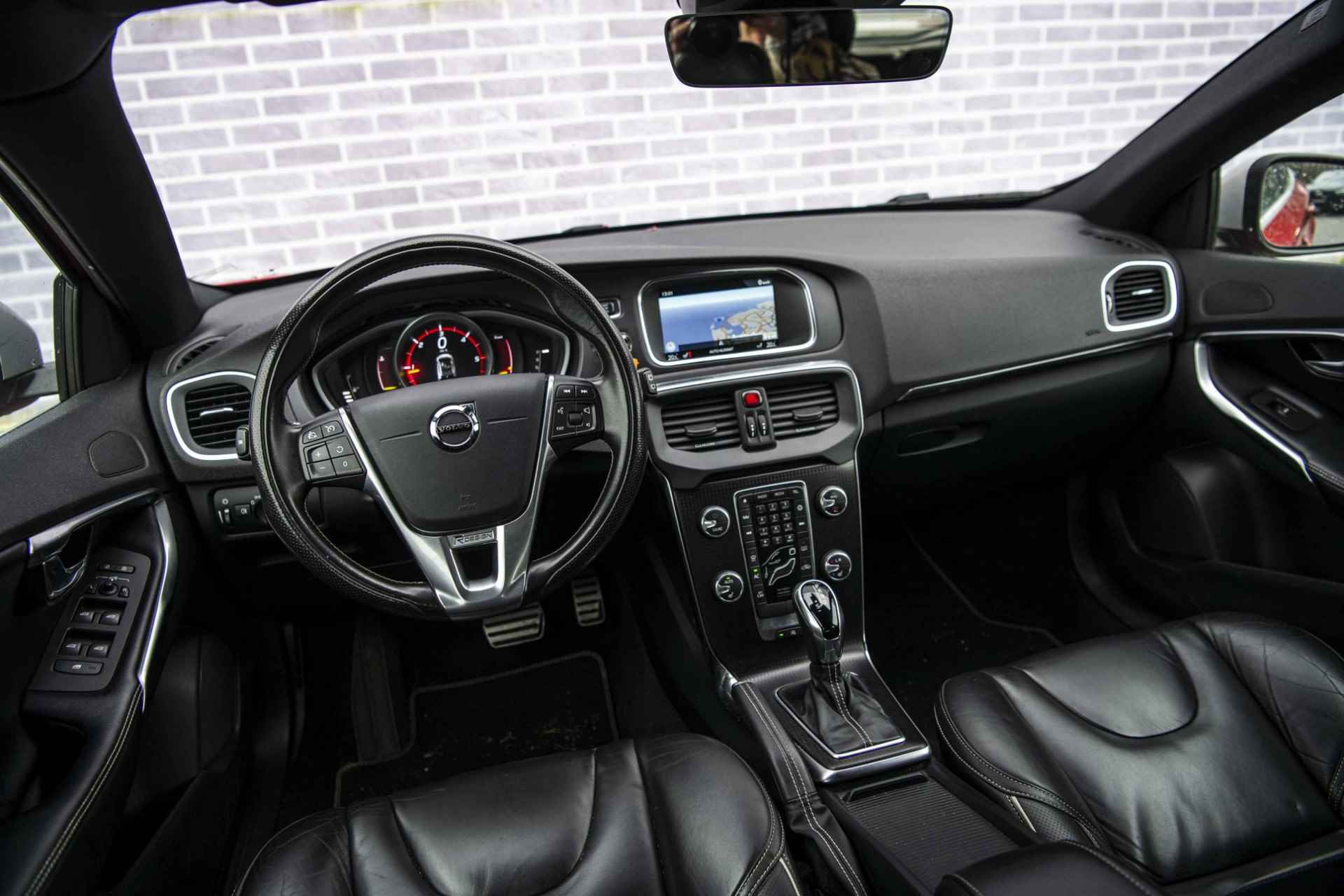 Volvo V40 2.0 D2 Nordic+ Sport | R-Design | Trekhaak | Leder | Standkachel | Stoelverwarming | Voorruit Verwarming | - 12/32