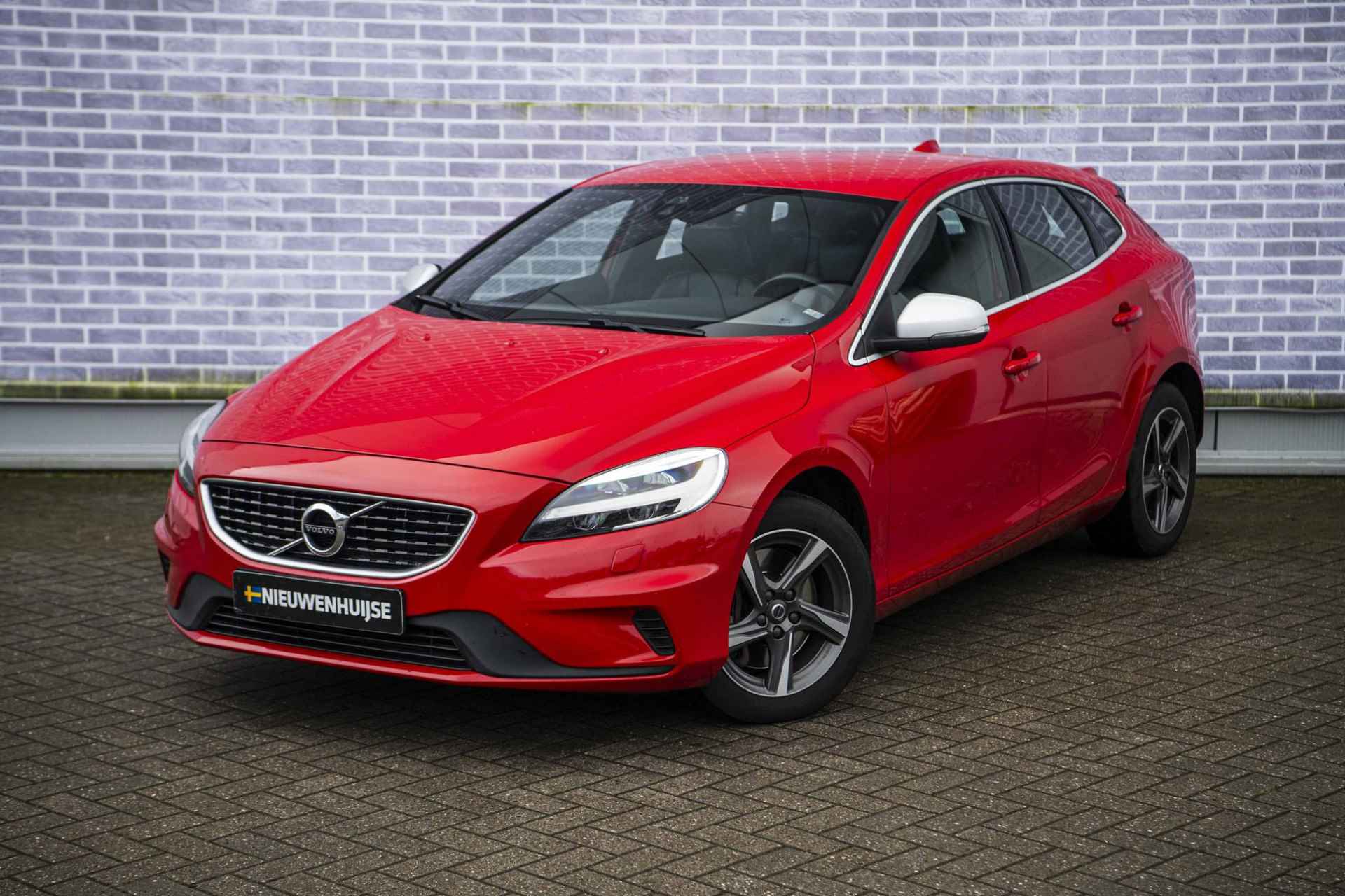 Volvo V40 2.0 D2 Nordic+ Sport | R-Design | Trekhaak | Leder | Standkachel | Stoelverwarming | Voorruit Verwarming | - 16/32