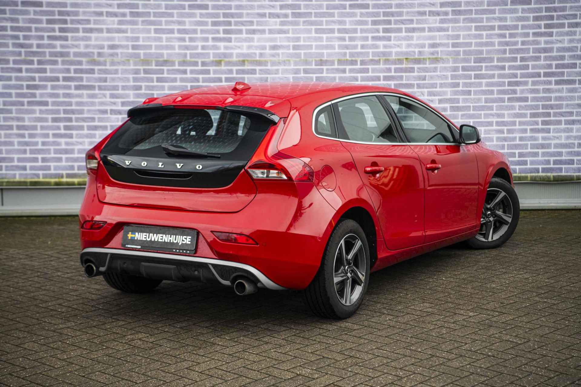 Volvo V40 2.0 D2 Nordic+ Sport | R-Design | Trekhaak | Leder | Standkachel | Stoelverwarming | Voorruit Verwarming | - 17/32