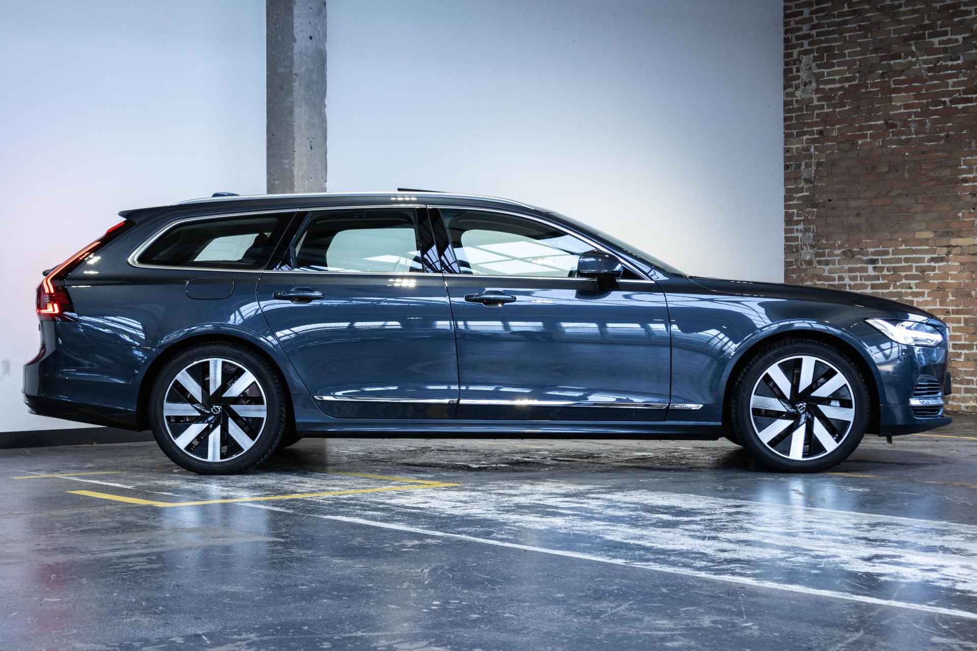 Volvo V90 T6 Automaat Recharge AWD Ultra Bright | Long Range | Panoramadak | Interieur Voorverwarming | Adaptive Cruise Control | Blind Spot | Head-up Display| 360º camera | Alarmklasse 3 | Google infotainment | Harman Kardon premium audio | Stoelverwarming - 5/48