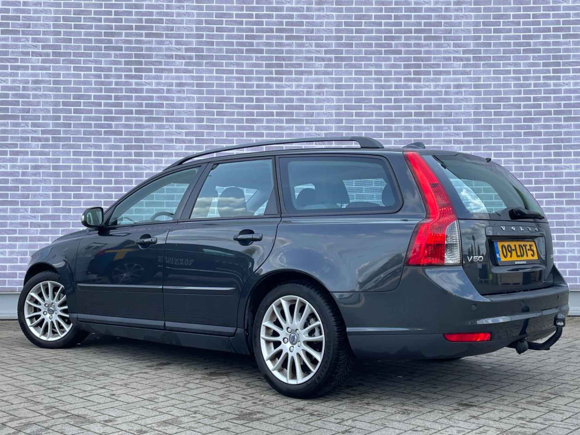 Volvo V50 2.0 Sport | Trekhaak | Climate control | High Performance Audio | 17"lm velgen | automatisch dimmende binnenspiegel | Regensensor | Bluetooth | Dakrails | - 4/7