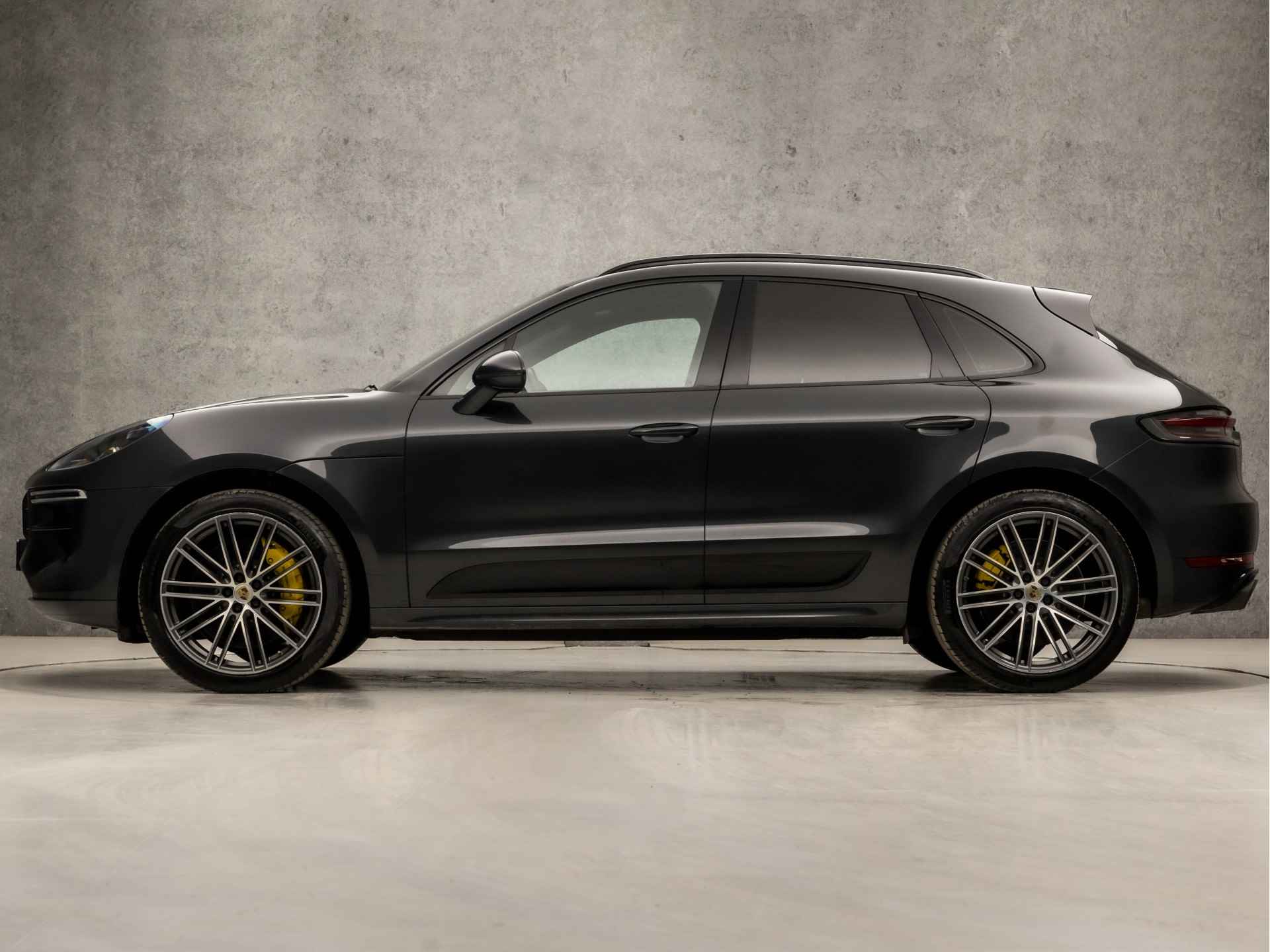 Porsche Macan 2.9 Turbo 441Pk Automaat (PANORAMADAK, APPLE CARPLAY, LUCHTVERING, ALCANTARA HEMEL, MEMORY SEATS, ESPRESSO LEDER, STUURVERWARMING, BOSE, ADAPTIVE CRUISE, NIEUWSTAAT) - 2/46