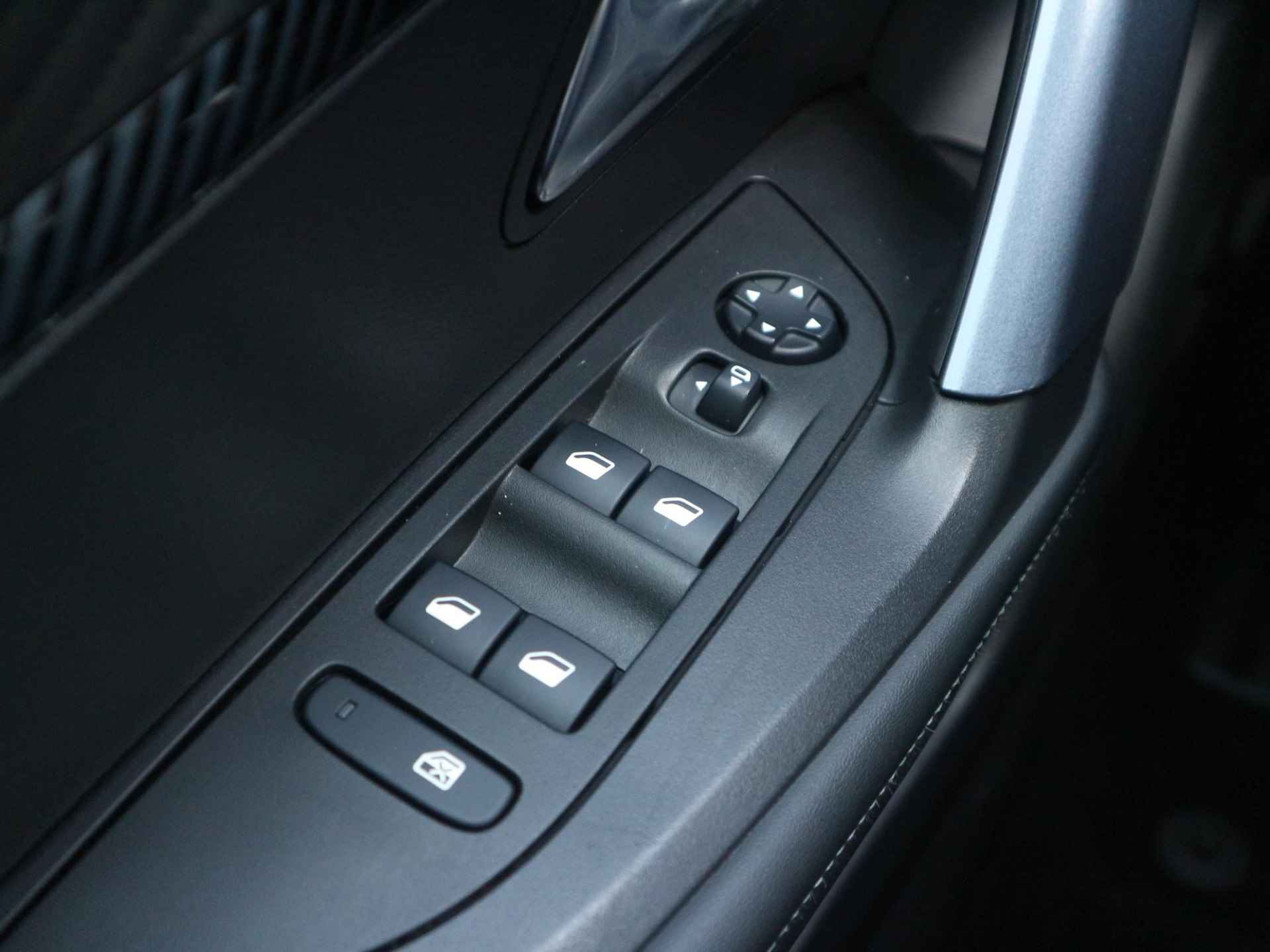 Peugeot e-2008 EV Allure Pack 50 kWh Cruise Control | Apple Carplay | Achteruitrijcamera | Stoelverwarming - 18/42