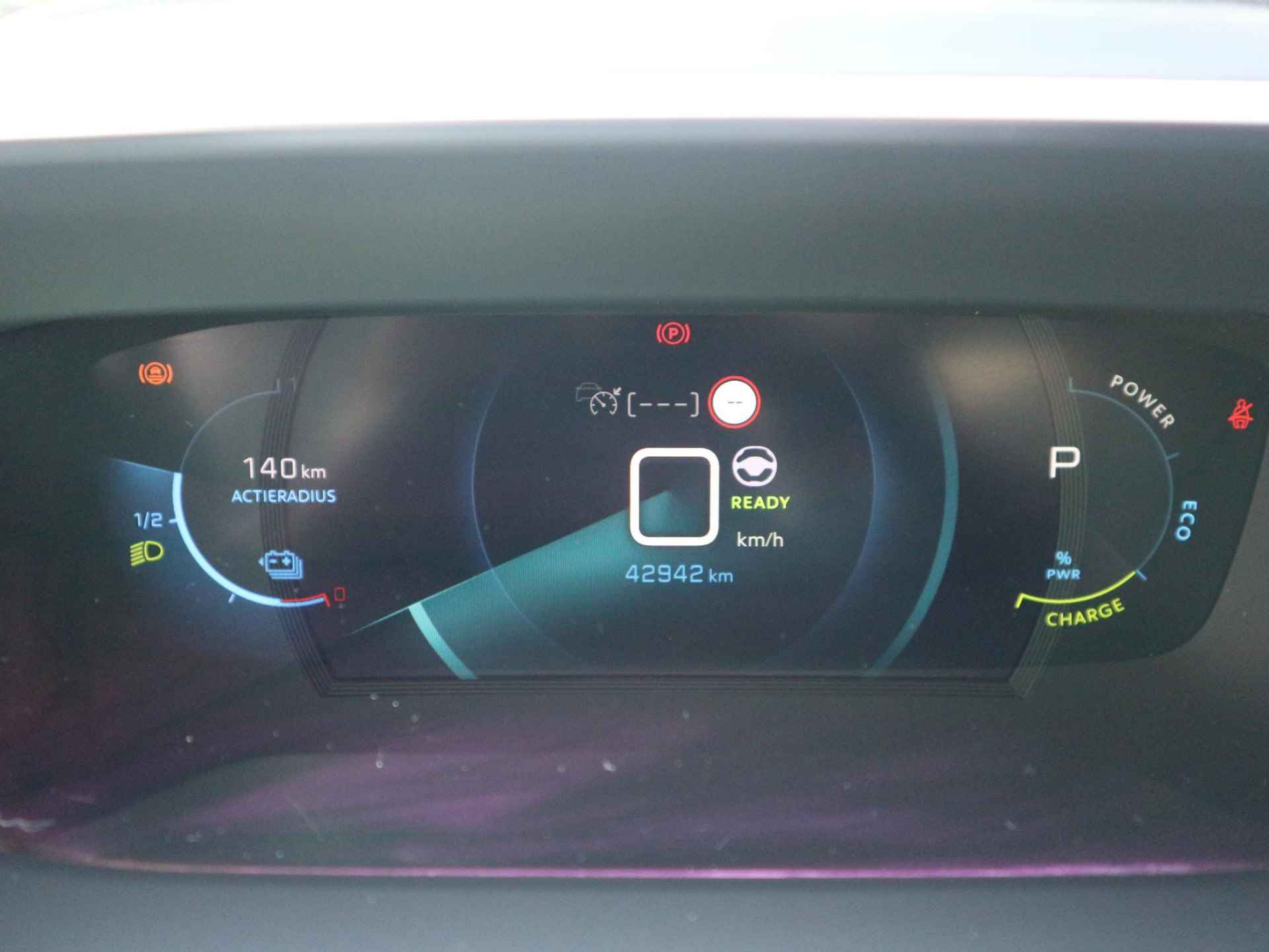 Peugeot e-2008 EV Allure Pack 50 kWh Cruise Control | Apple Carplay | Achteruitrijcamera | Stoelverwarming - 25/42