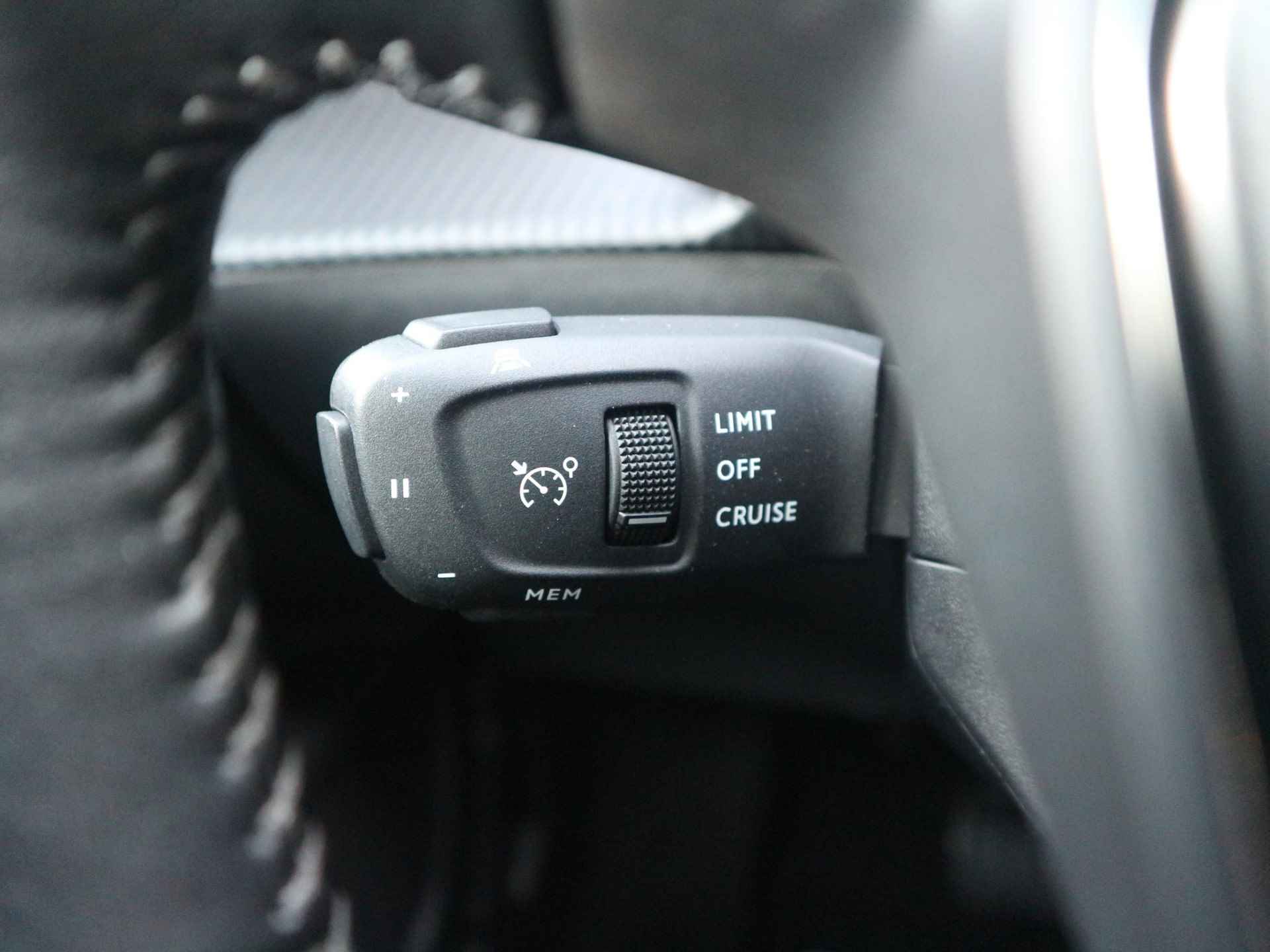 Peugeot e-2008 EV Allure Pack 50 kWh Cruise Control | Apple Carplay | Achteruitrijcamera | Stoelverwarming - 27/42