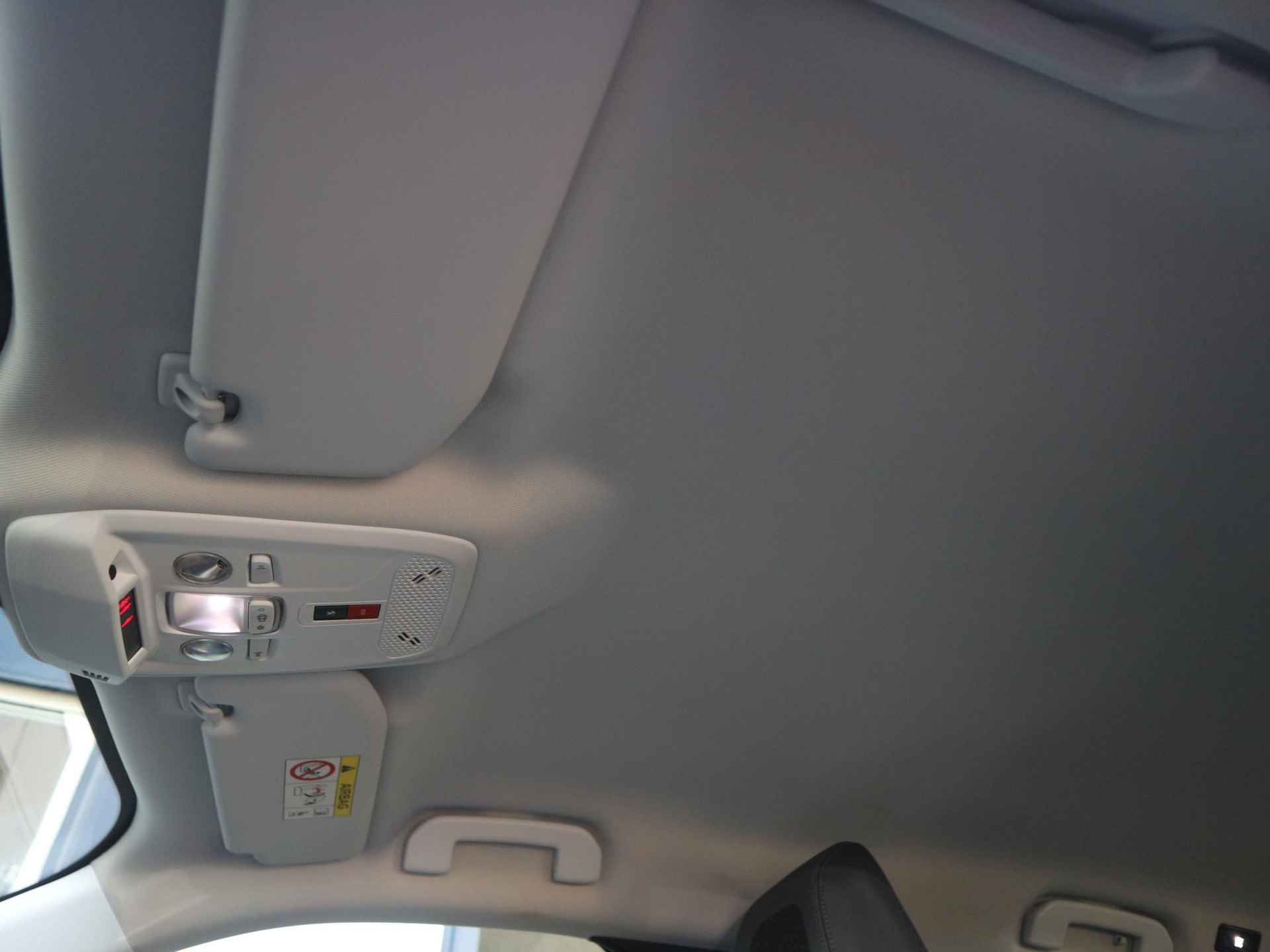 Peugeot e-2008 EV Allure Pack 50 kWh Cruise Control | Apple Carplay | Achteruitrijcamera | Stoelverwarming - 28/42
