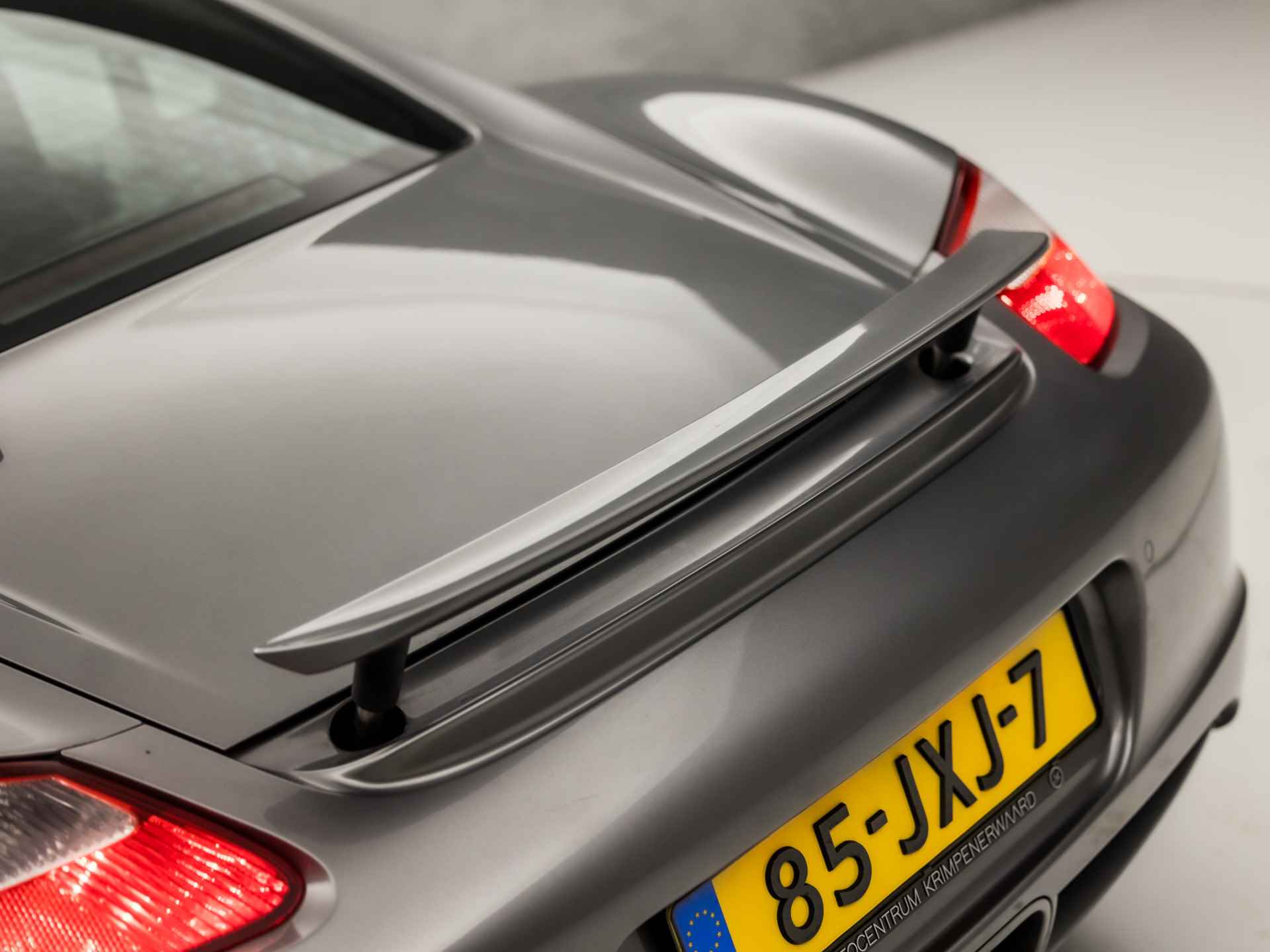 Porsche Cayman S 3.4 Tiptronic 296Pk Automaat (YOUNGTIMER, NAVIGATIE, SPOILER ELEKTRISCH, LEDER, STOELVERWARMING, LEDEREN SPORTSTOELEN, PARKEERSENSOREN, XENON, CRUISE, NIEUWSTAAT) - 26/33